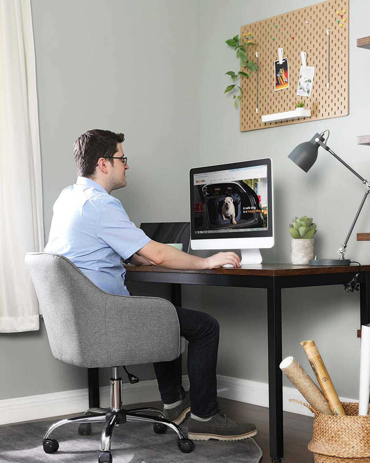 Bürostuhl mit Armlehnen – höhenverstellbar – bequeme Polsterung – 64 cm breit