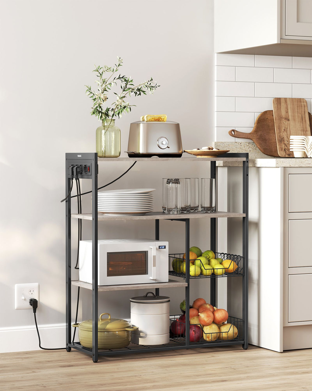 Küchenregal mit Steckdose – 80 cm breit – mit Gitterkörben, 6 Haken und mehreren Ablagen – Mikrowellenregal im Industrie-Look
