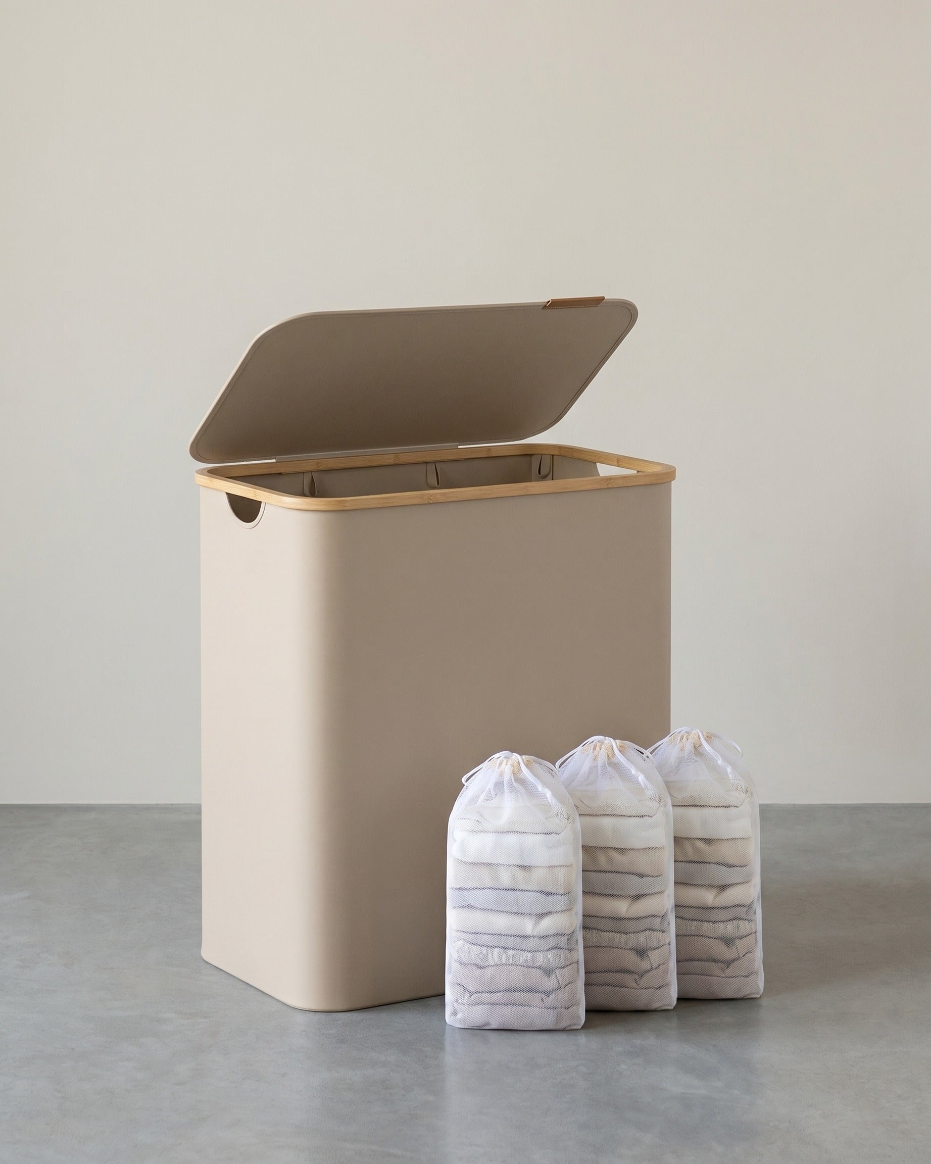 Wäschekorb – 3 Fächer – Deckel – Faltbar – Oxford-Gewebe – Bambusgriffe – 60 x 38,5 x 70,5 cm – 2,4 kg – Tragkraft: 20 kg – Braun