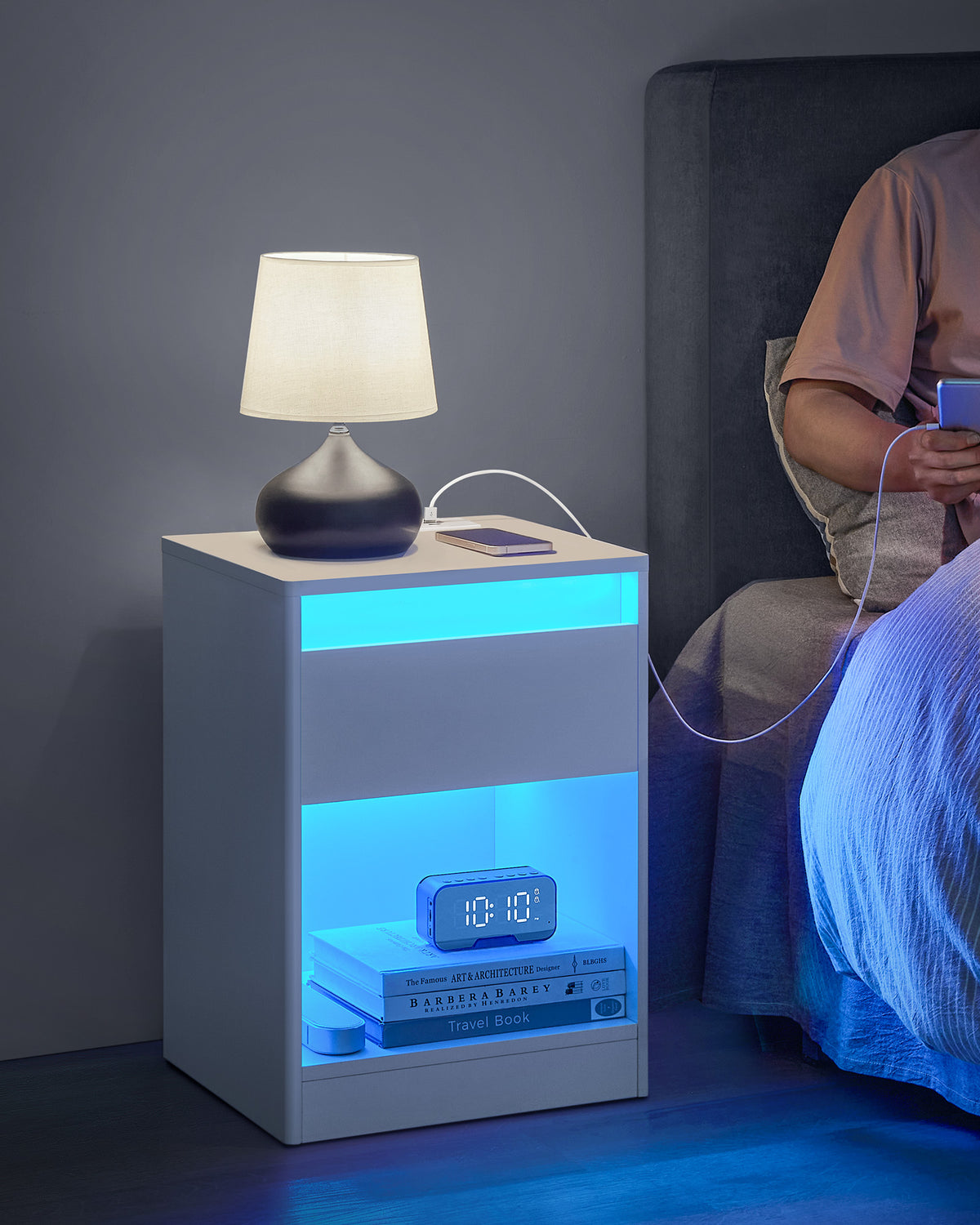 Moderner Nachttisch mit LED-Beleuchtung und Steckdosen - USB-Anschluss
