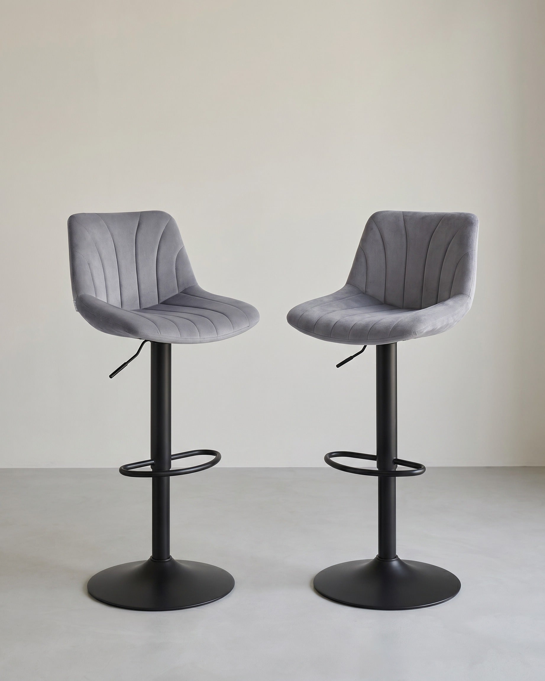 Samt-Barhocker-Set, 2er-Set – Höhenverstellbar & 360° drehbar – Mit Rückenlehne und Fußstütze – Grau