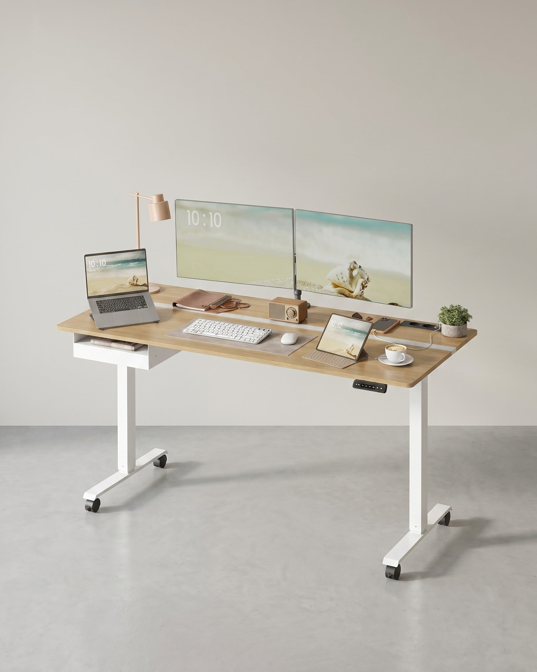 Kompletter Arbeitsplatz – Elektrischer Stehschreibtisch + ergonomischer Bürostuhl – mit Memory-Funktion – Steckdose – verstellbare Rücken- und Armlehnen – Hellbraun