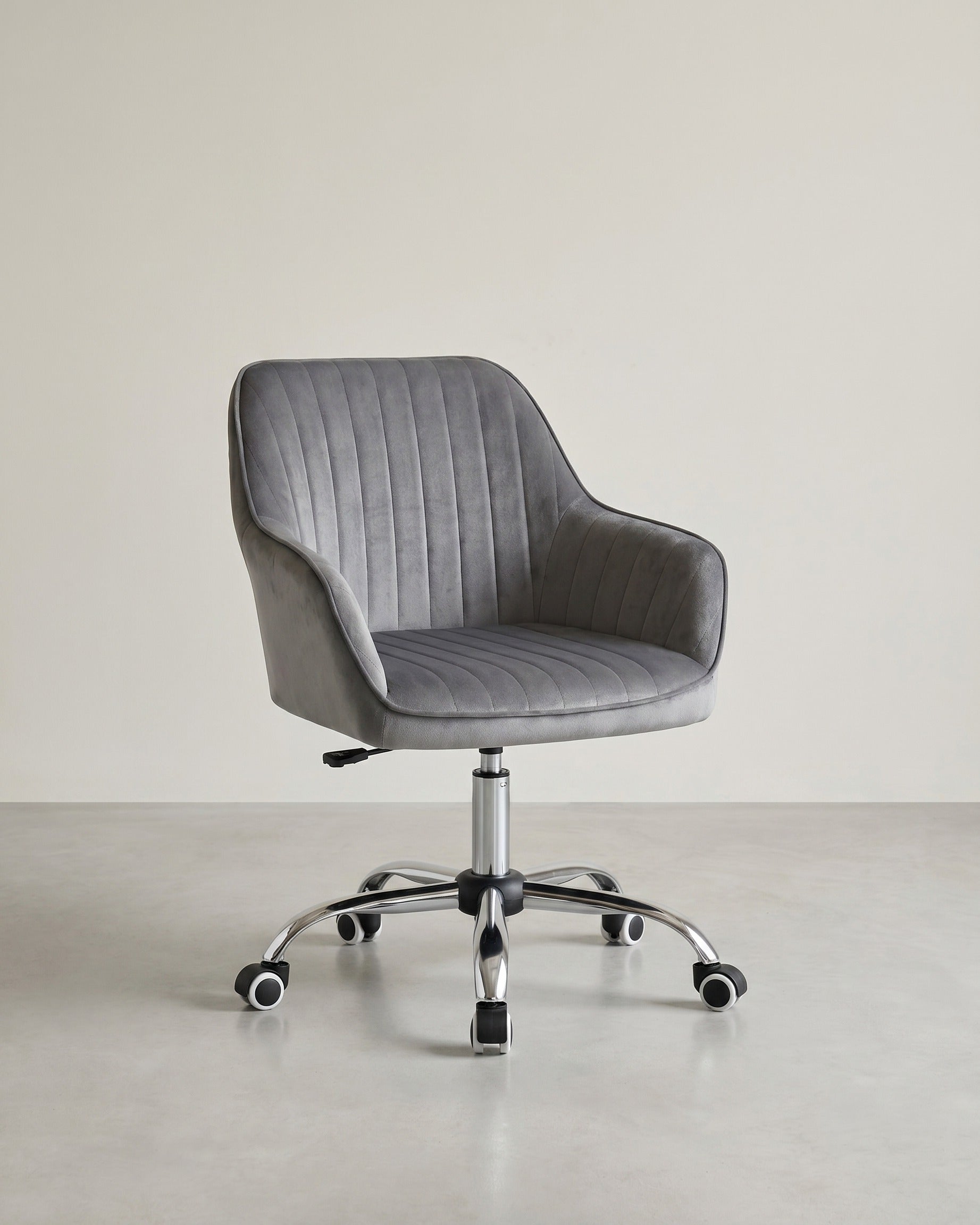 Chefsessel – Drehstuhl – Samtbezug – Höhenverstellbar – Fürs Homeoffice – Gesamtmaße 64 x 62 x (80–90) cm – Sitzhöhe 45–55 cm – Maximale Belastung 120 kg – Grau