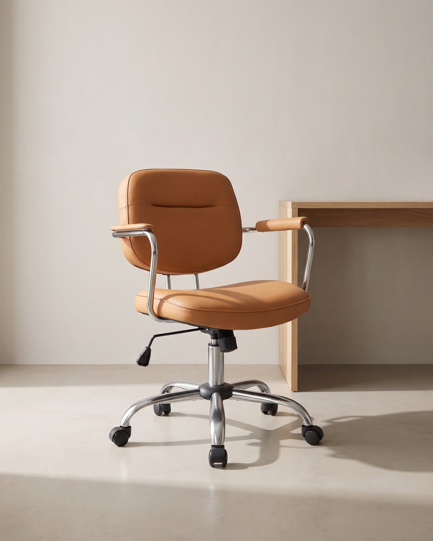 Bürostuhl Kunstleder – Ergonomisch, drehbar und höhenverstellbar – Mit Wippfunktion und breiten Armlehnen – Braun