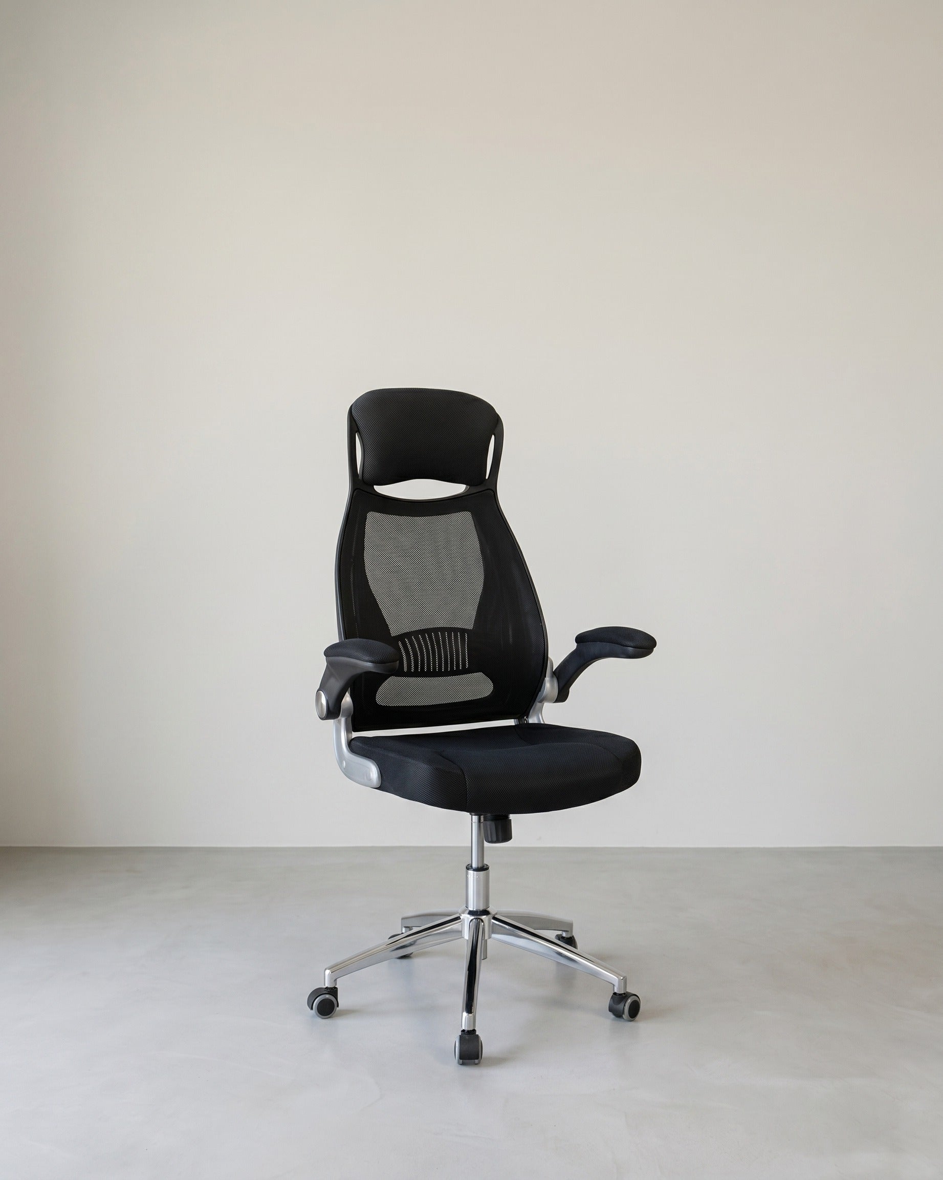 Ergonomischer Bürostuhl Schwarz – Mit Netzrückenlehne, Kopfstütze & klappbaren Armlehnen – Bis 150 kg belastbar