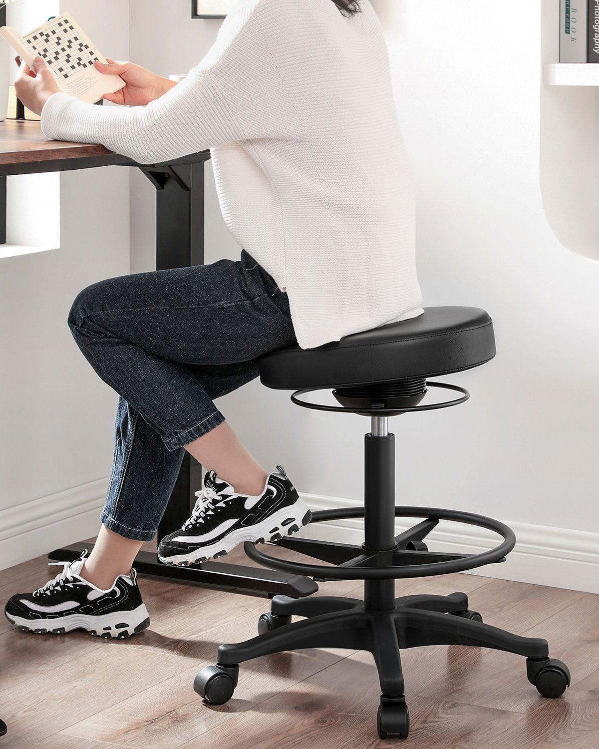 Bürohocker auf Rollen – Verstellbar – 360° Drehbar – Mit Fußstütze – Schwarz – Bequemer Arbeitshocker bis 110 kg