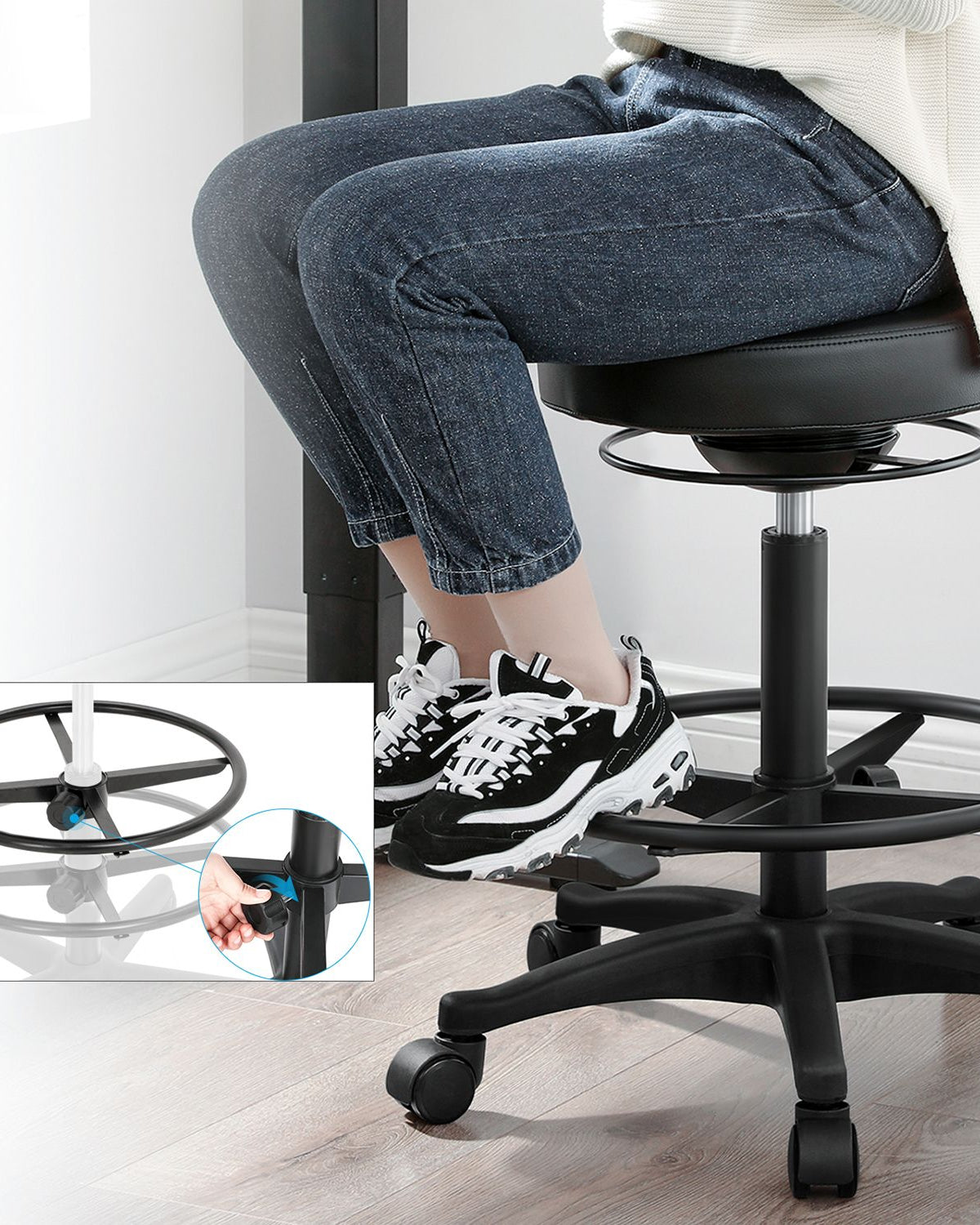Bürohocker auf Rollen – Verstellbar – 360° Drehbar – Mit Fußstütze – Schwarz – Bequemer Arbeitshocker bis 110 kg