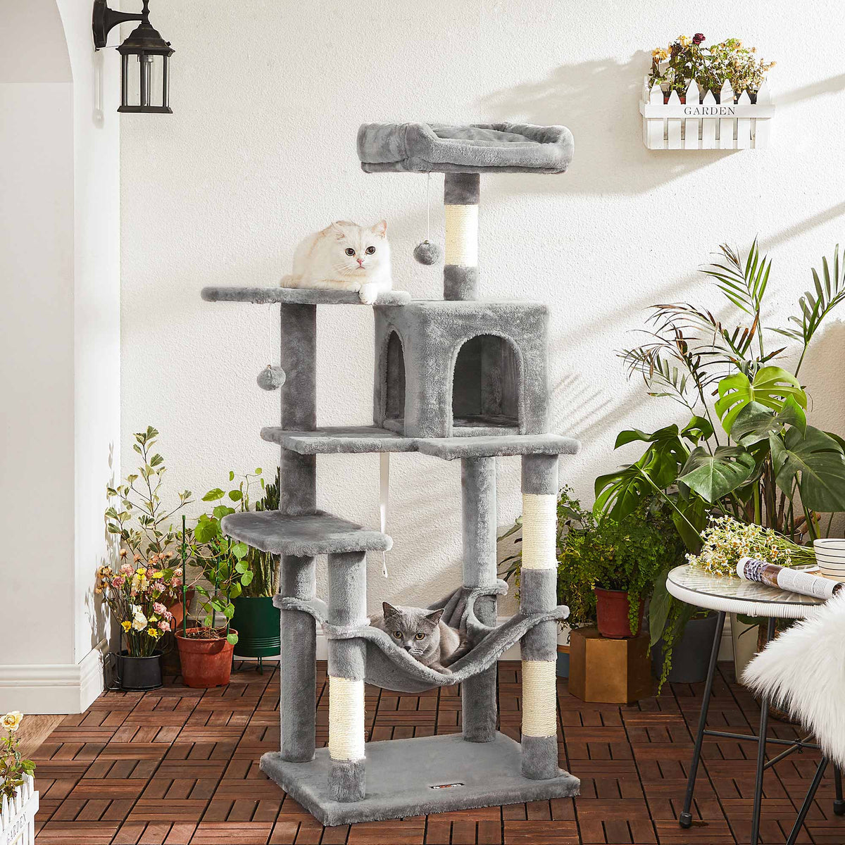 Katzenkratzbaum – Mit Hängematte, Kuschelhöhle und Spielball – 143 cm hoch – Für 1-4 Katzen