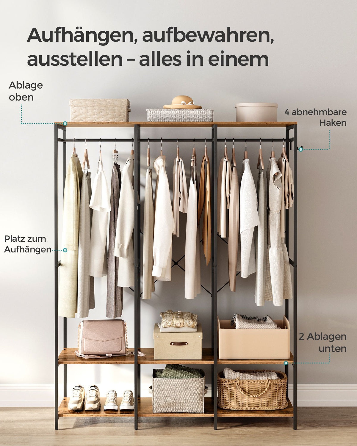 Offener Kleiderschrank mit Metallrahmen und Holzregalen