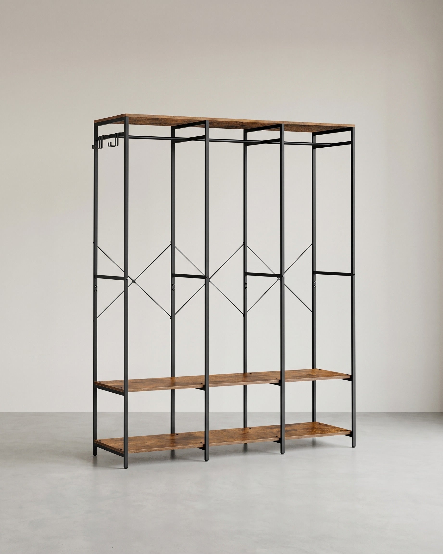 Offener Kleiderschrank mit Metallrahmen und Holzregalen – Braun