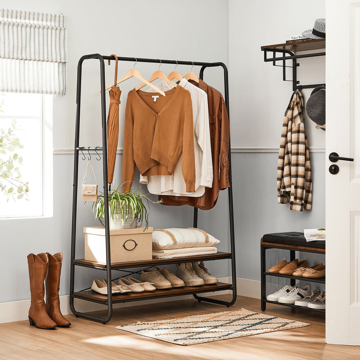 Kleiderständer mit Ablagen – Industriedesign – freistehend – 100 cm breit