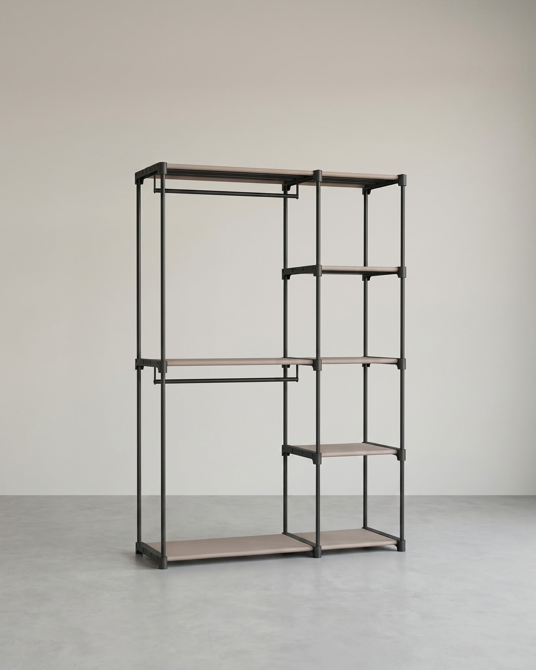 Praktischer Stoffkleiderschrank mit Kleiderstangen und Ablageflächen – Taupe