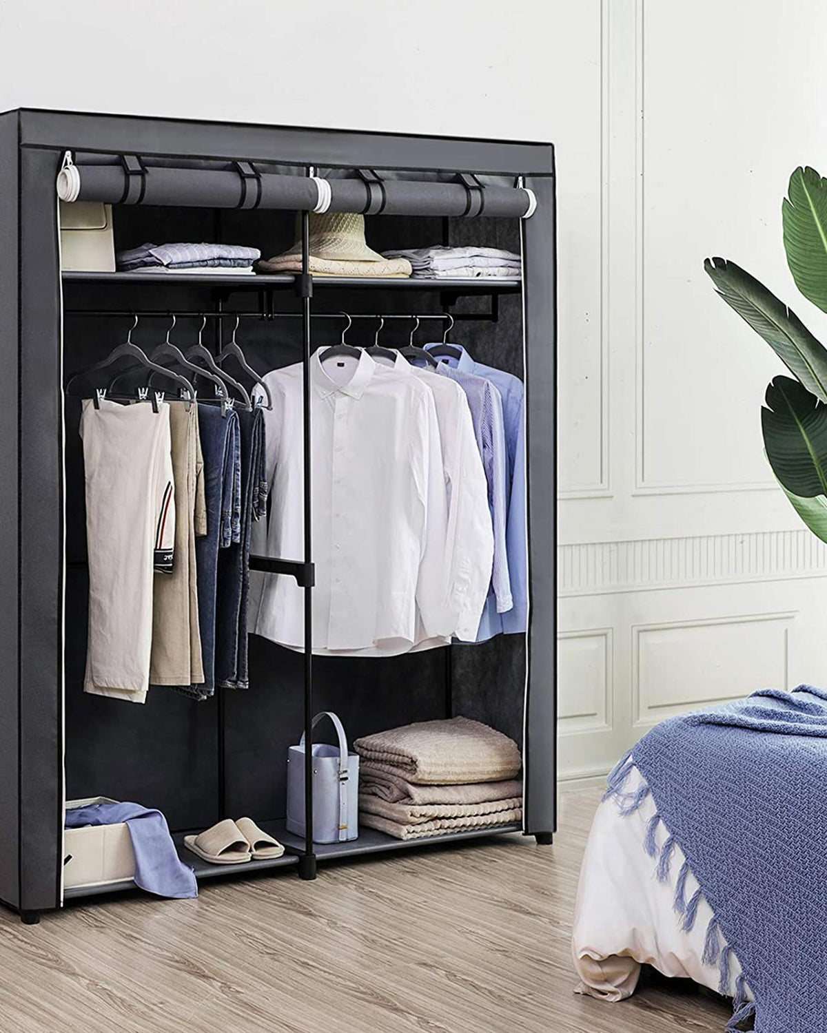 Geräumiger Stoffkleiderschrank mit Schutzhülle und Kleiderstangen