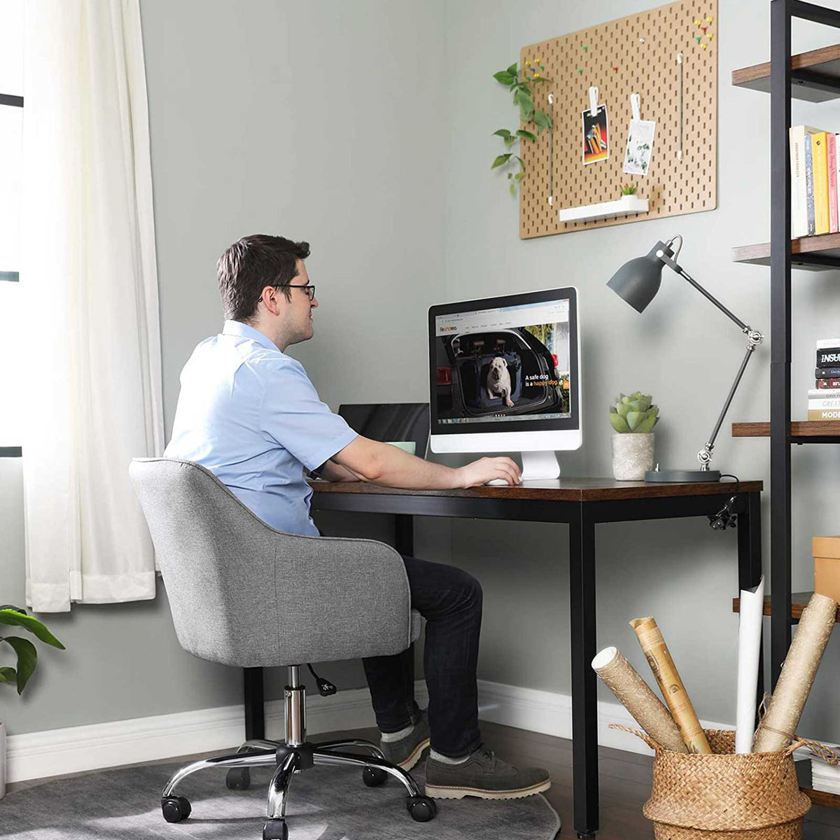 Bürostuhl mit Armlehnen – höhenverstellbar – bequeme Polsterung – 64 cm breit