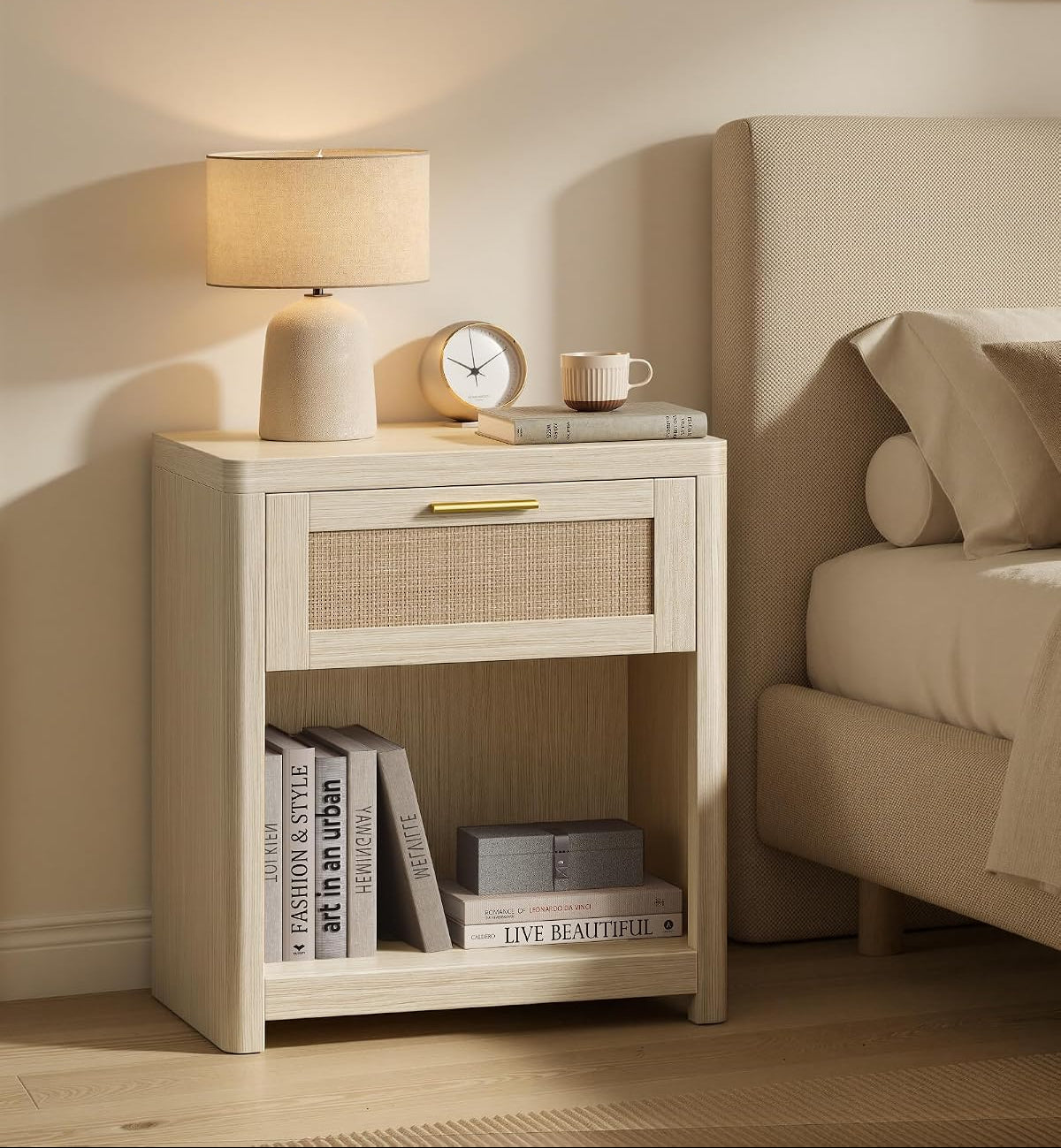 Nachttisch mit Rattan-Schublade neben dem Bett