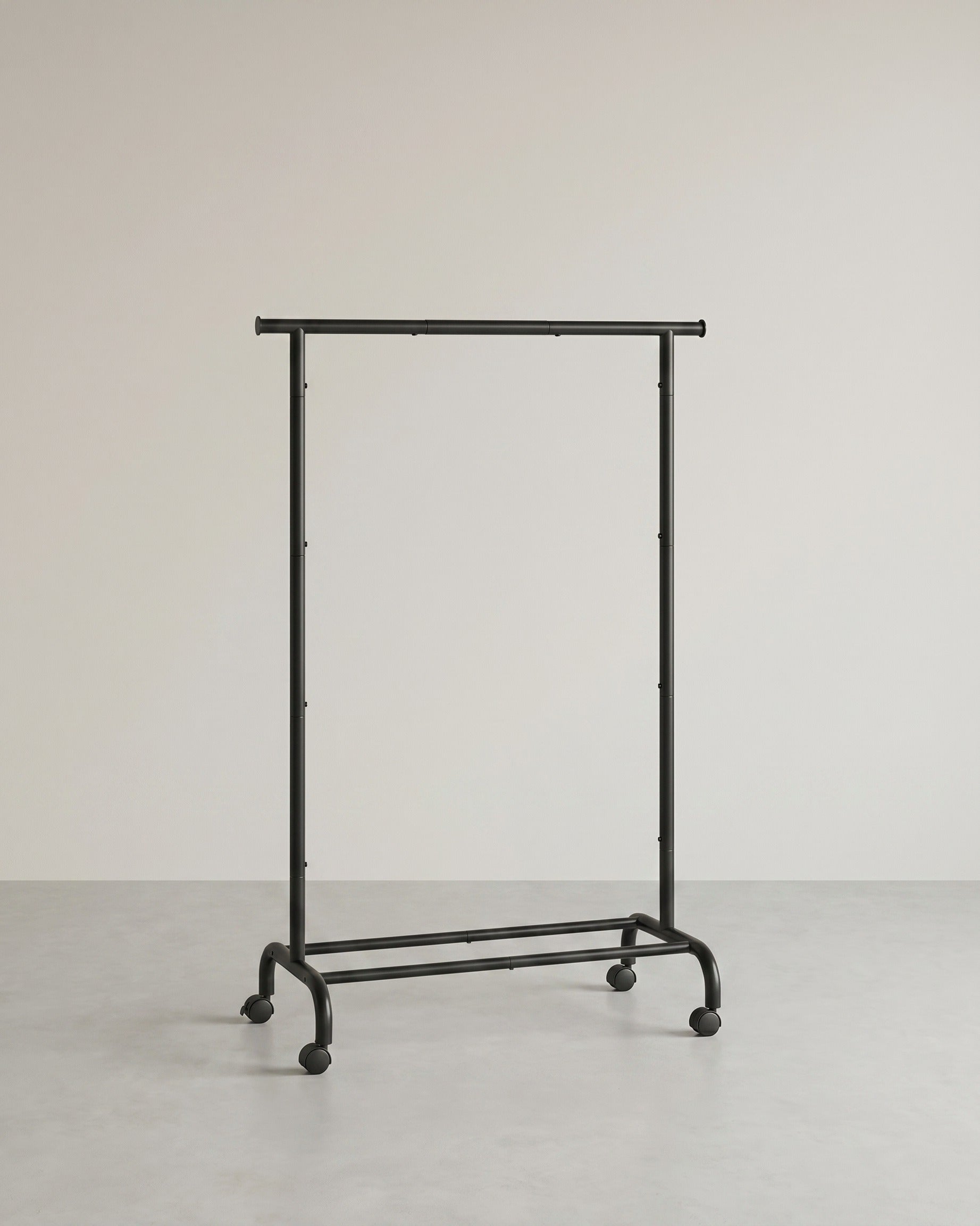 Ausziehbarer Kleiderständer auf Rollen – Kleiderständer 83-120 cm – Mit Schuhablage – 45 kg Tragkraft – Schwarz