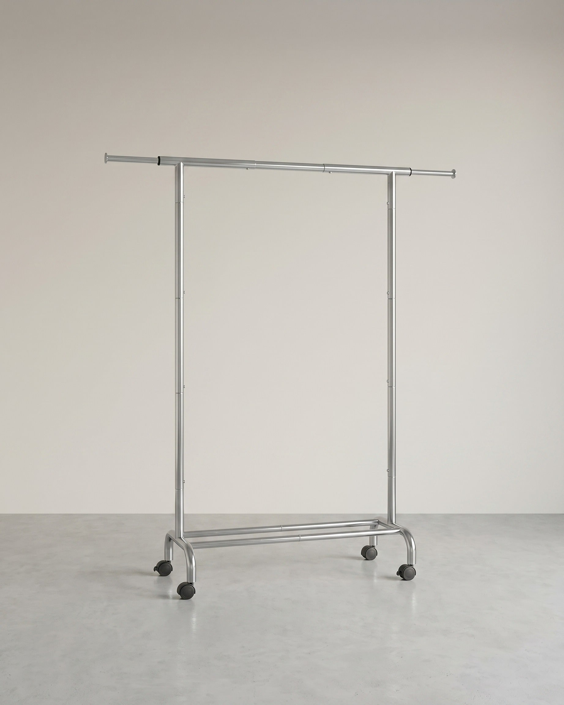 Ausziehbarer Kleiderständer auf Rollen – Kleiderständer 83-120 cm – Mit Schuhablage – 45 kg Tragkraft – Silber