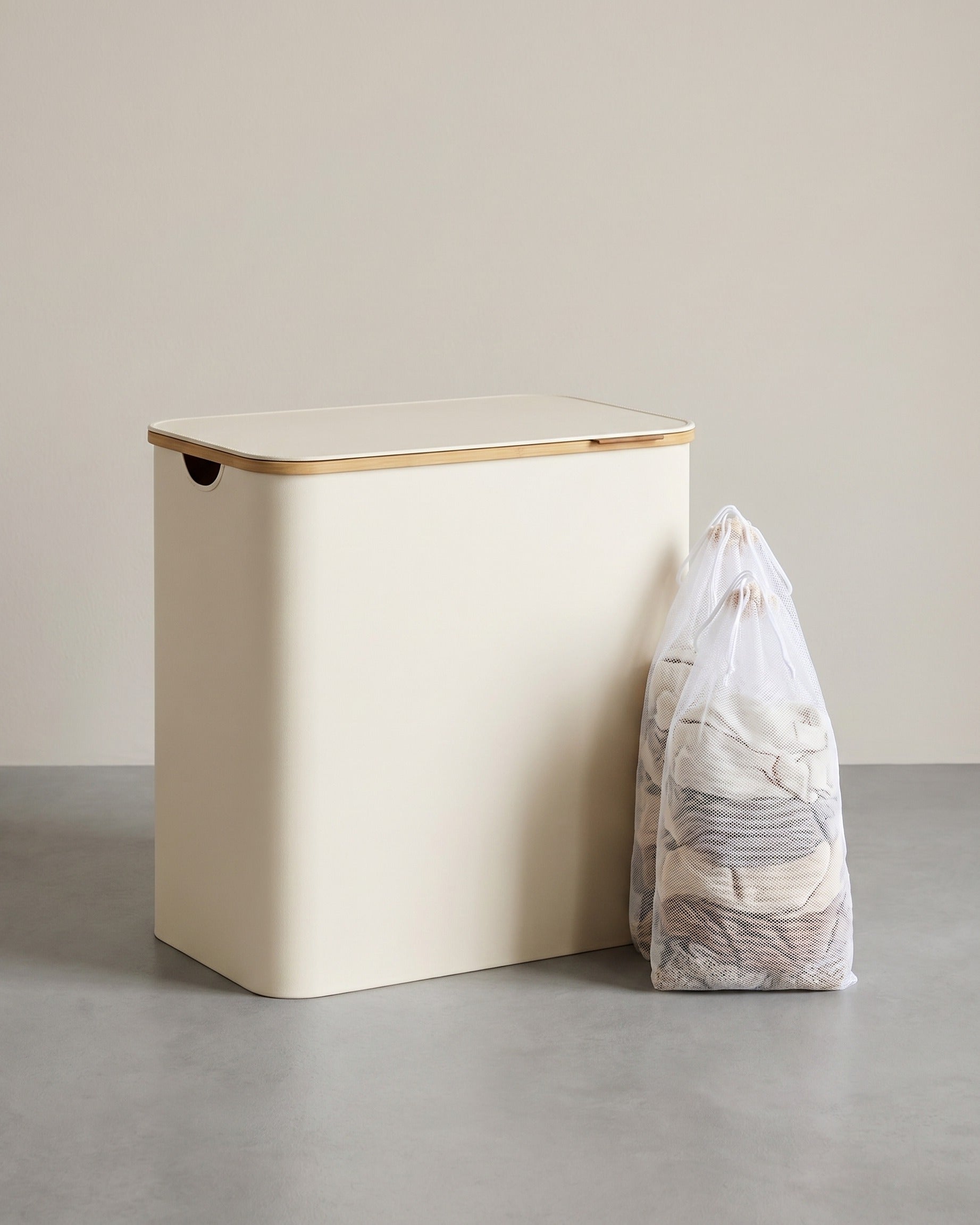 Wäschekorb – 3 Fächer – Deckel – Faltbar – Oxford-Gewebe – Bambusgriffe – 60 x 38,5 x 70,5 cm – 2,4 kg – Tragkraft: 20 kg – Cremeweiß