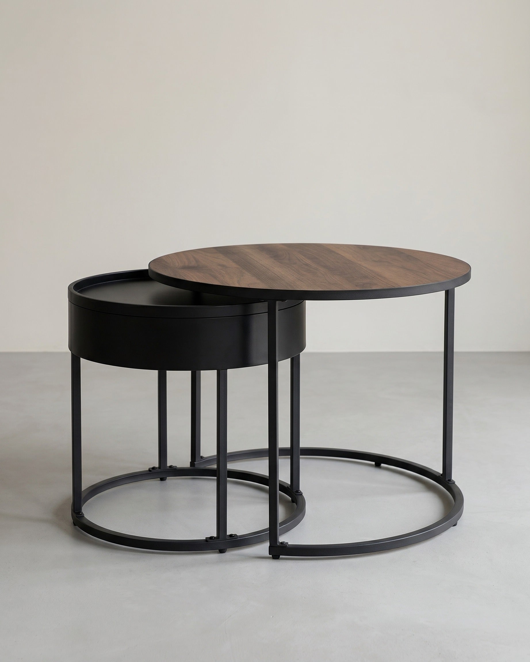 Rundes Couchtisch-Set, 2-teilig – Satztische – Beistelltische mit Stauraum – Moderne Holztische mit Stahlgestell – Nussbaum