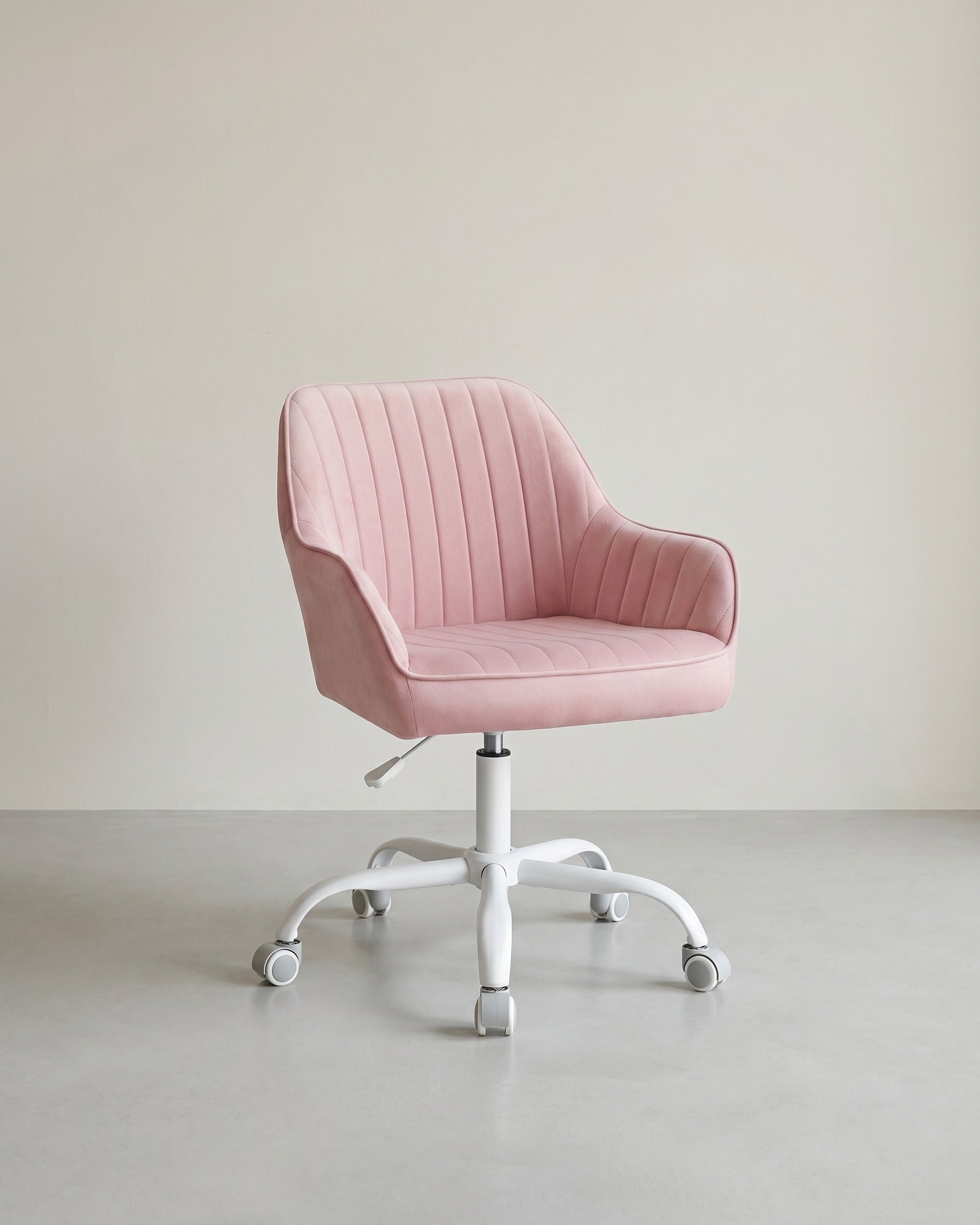 Chefsessel – Drehstuhl – Samtbezug – Höhenverstellbar – Fürs Homeoffice – Gesamtmaße 64 x 62 x (80–90) cm – Sitzhöhe 45–55 cm – Maximale Belastung 120 kg – Pastellrosa