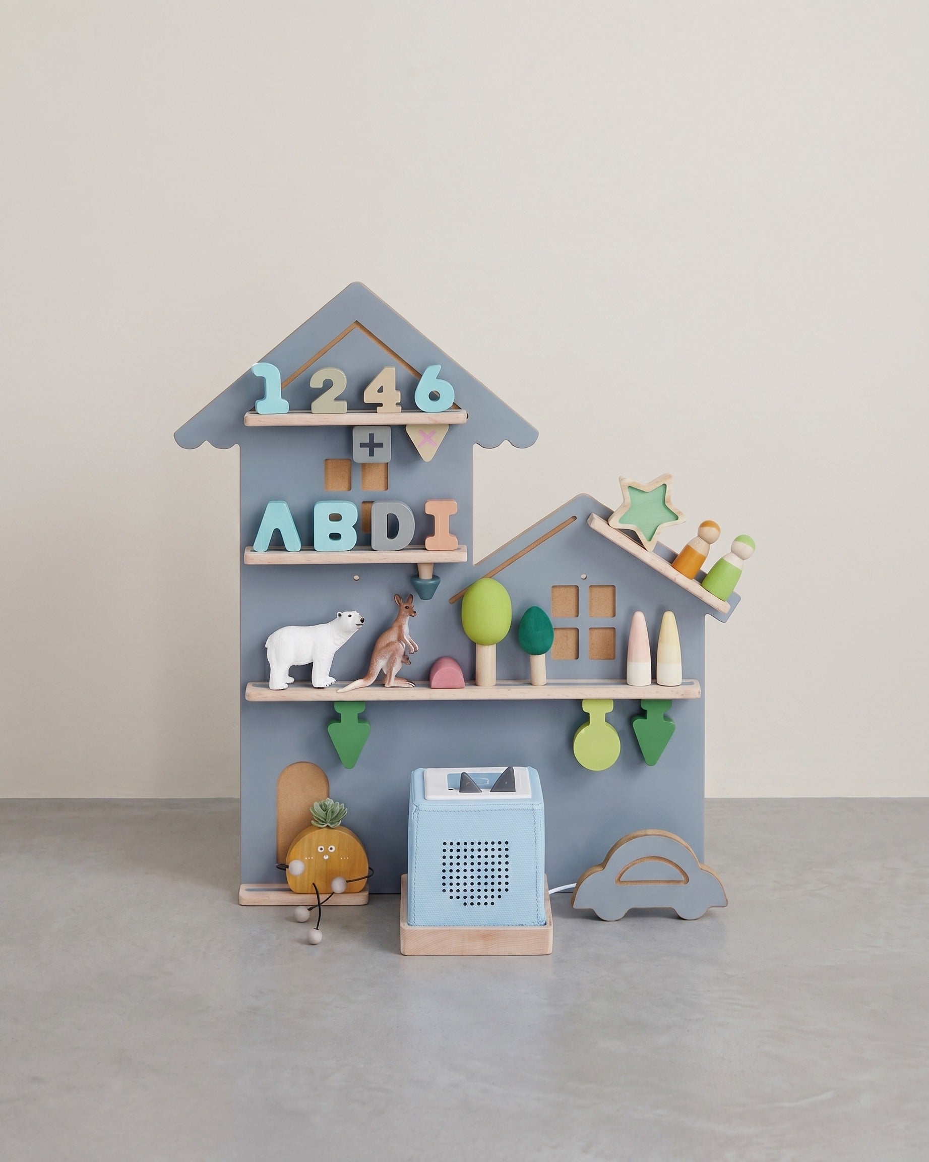 Wandregal für Toniebox und Figuren - Straßendesign - Mit magnetischen Ablagen aus Buchenholz - Inklusive Kabelhalter - 55,6 cm breit – Grau