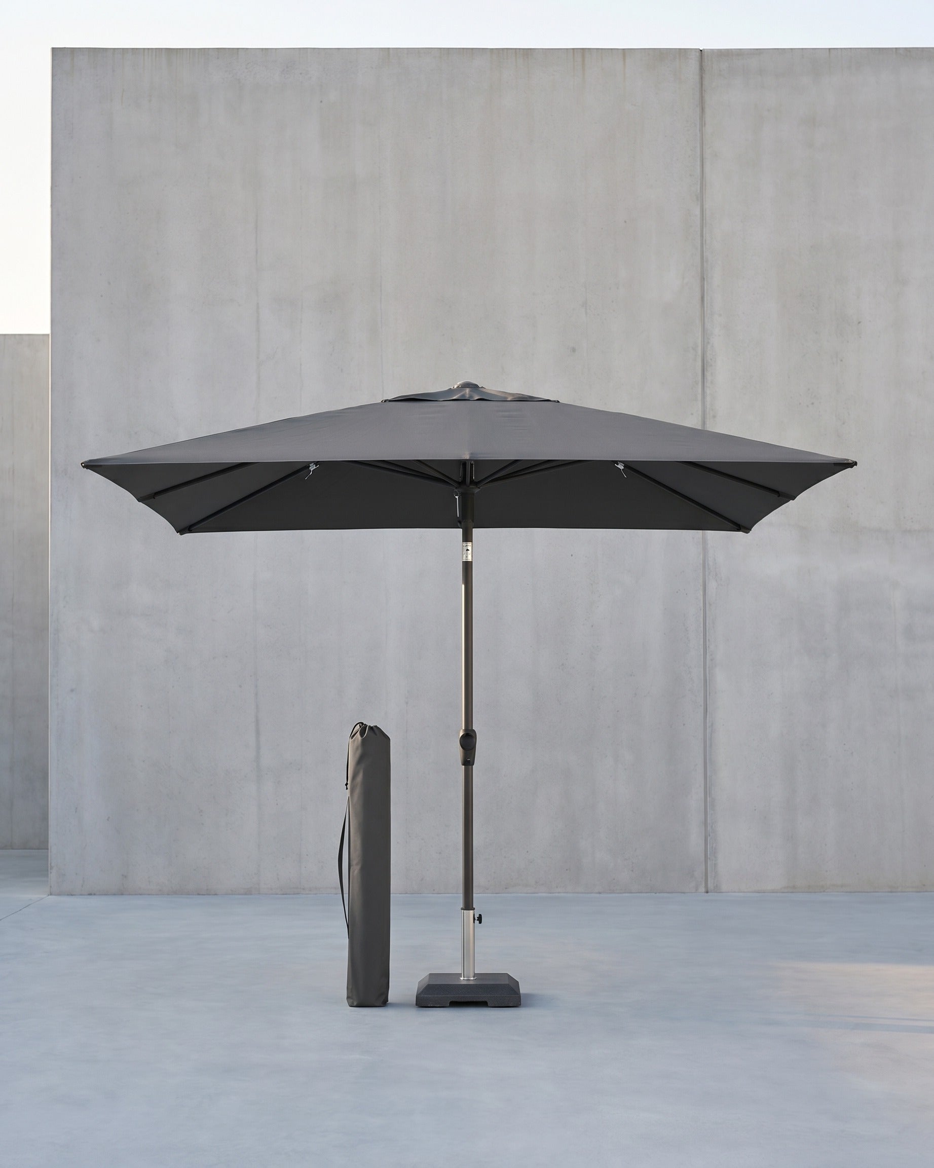 Rechteckiger Sonnenschirm – 30° neigbar – UV-Schutz 50+ – Inkl. Tragetasche – Für Balkon, Garten oder Strand – Grau