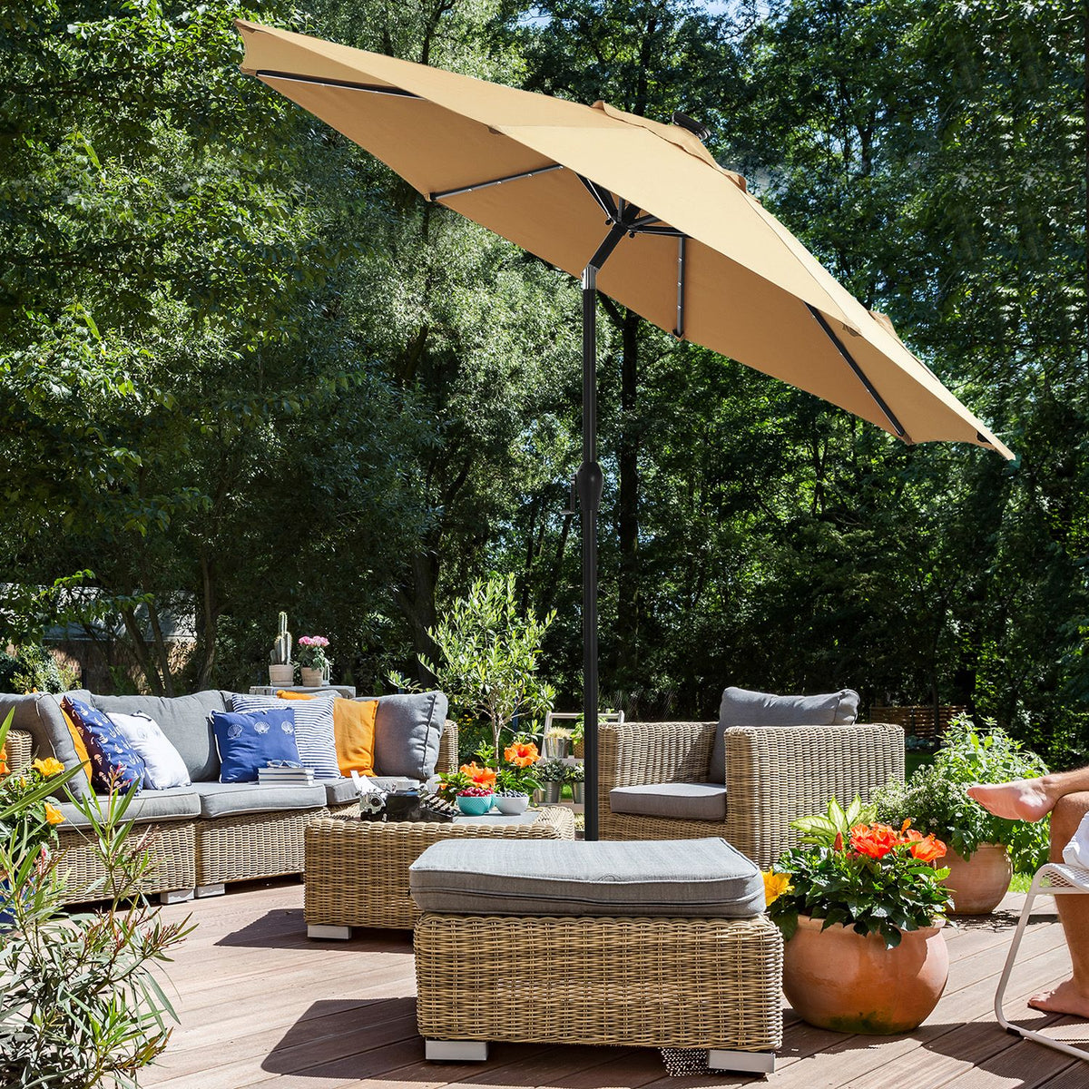 Solarbetriebener LED-Sonnenschirm Ø 2,7 oder 3 Meter - Garten-Sonnenschirm mit Neigefunktion