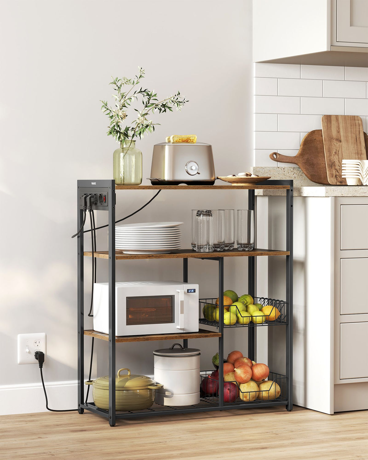 Küchenregal mit Steckdose – 80 cm breit – mit Gitterkörben, 6 Haken und mehreren Ablagen – Mikrowellenregal im Industrie-Look