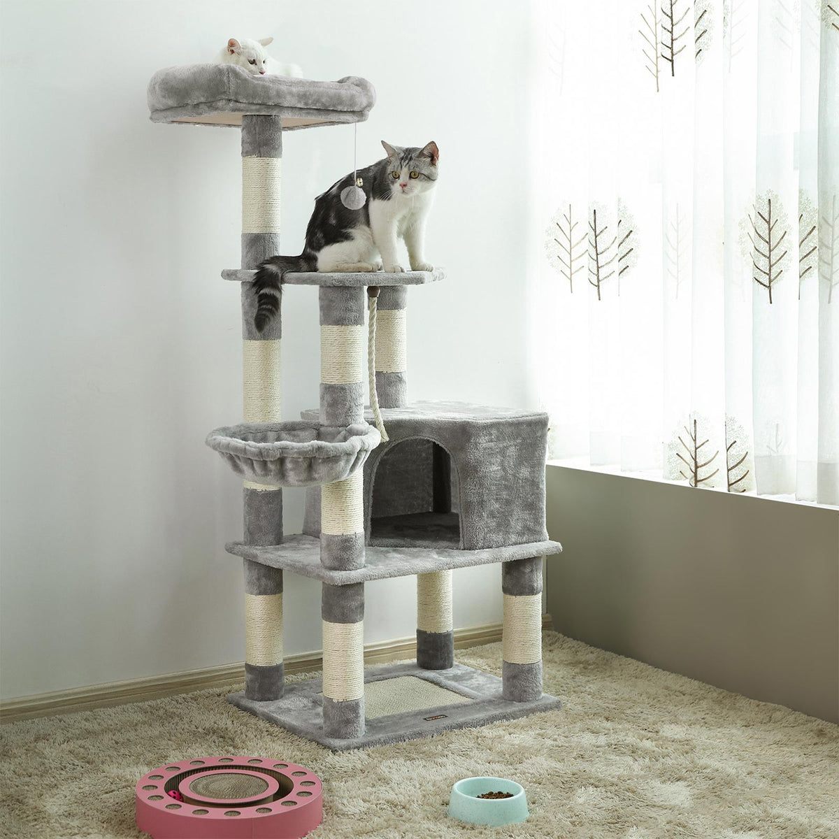 Kompakter Kratzbaum von – Katzenbaum mit Hängematte, Kratzstämmen und Spielbällen für mehrere Katzen