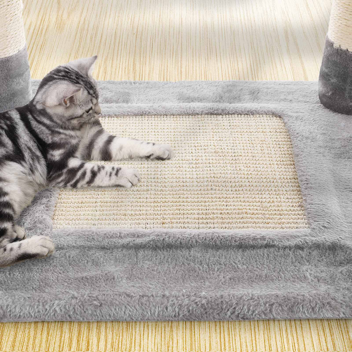 Kompakter Kratzbaum von – Katzenbaum mit Hängematte, Kratzstämmen und Spielbällen für mehrere Katzen