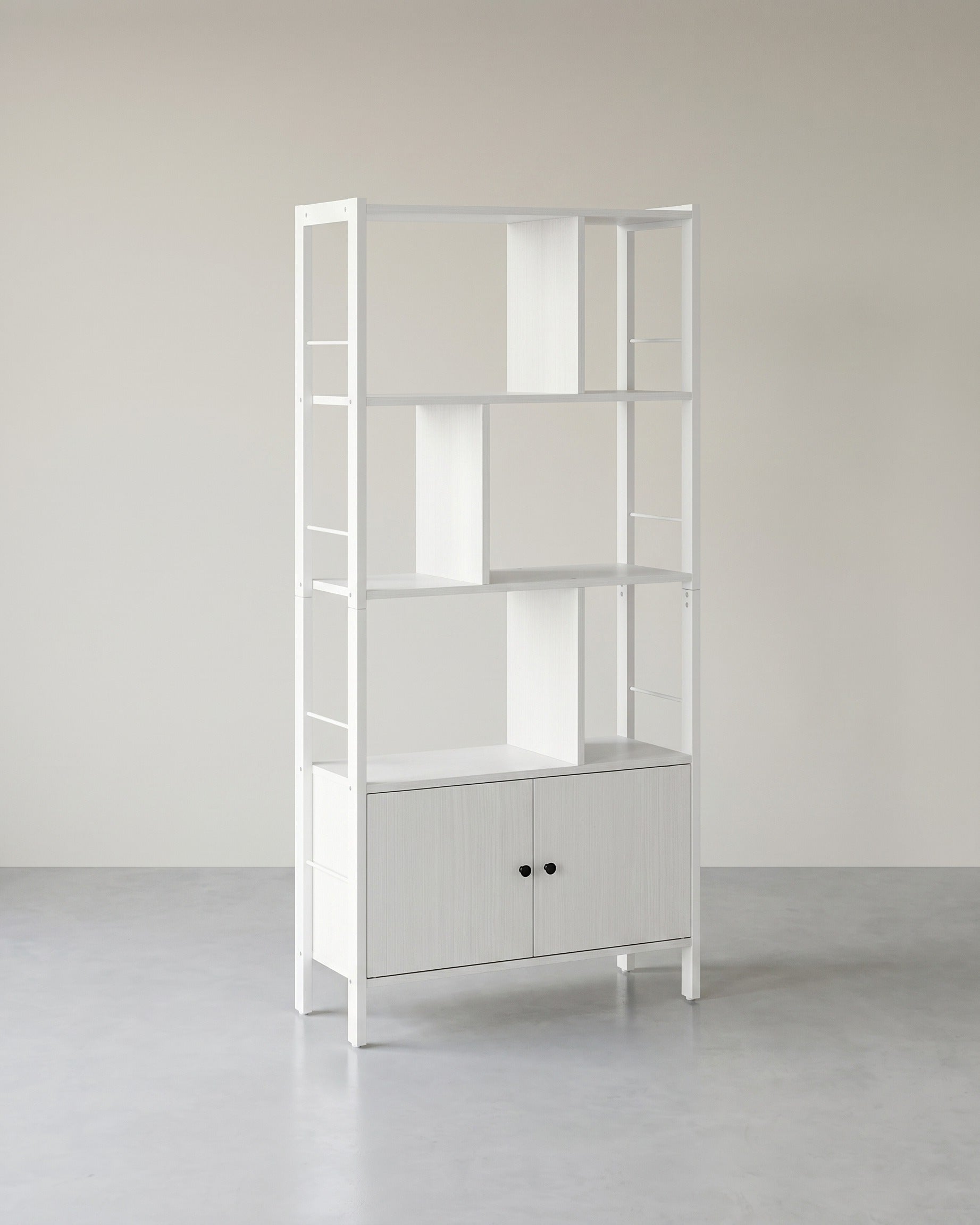 Bücherregal – Industriestil – Modernes Design – 4 Regalböden und Schrank mit Türen – 154,5 cm hoch – Weiß