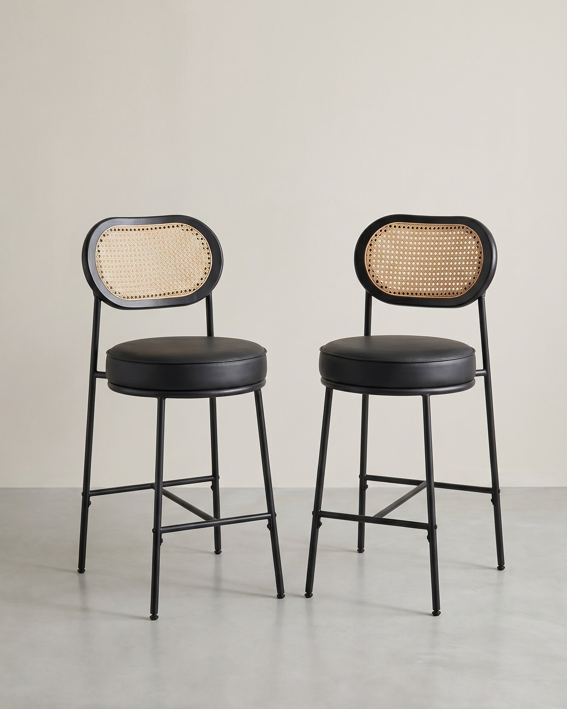 Barhocker 2er Set – BOHO Chic mit Rückenlehne in Rattanoptik – Hoher Sitzkomfort – Für Küche, Bar oder Insel – Schwarz