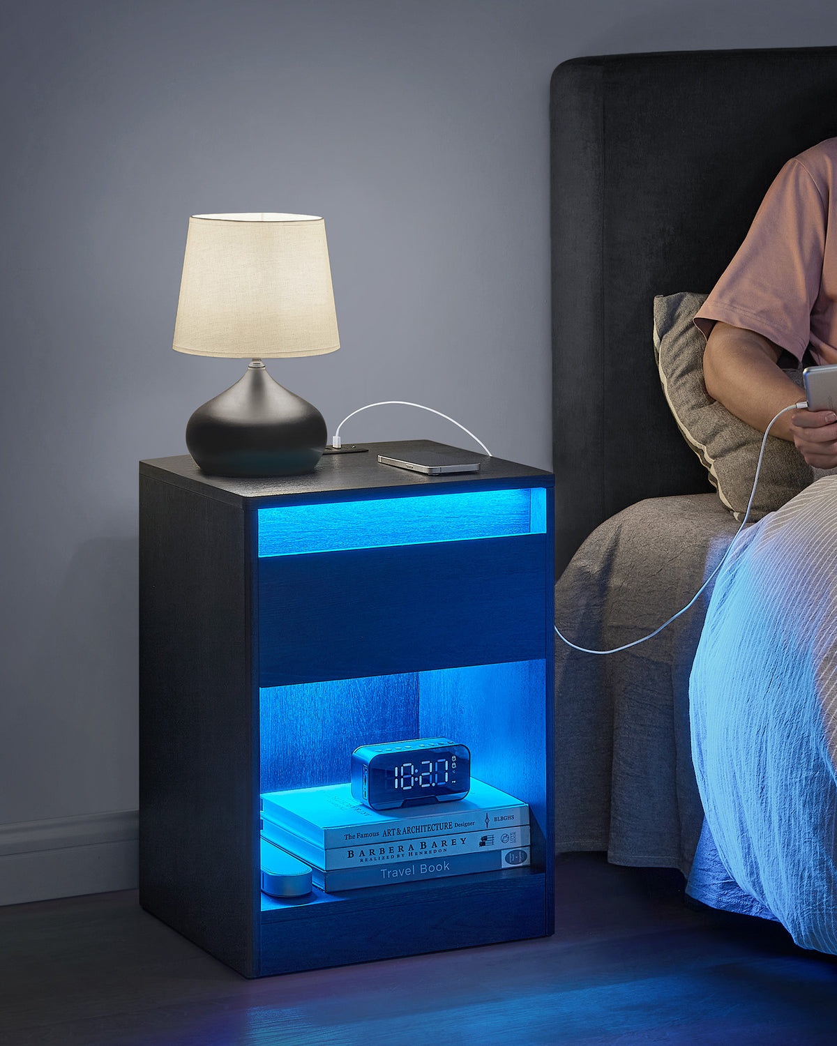 Moderner Nachttisch mit LED-Beleuchtung und Steckdosen - USB-Anschluss