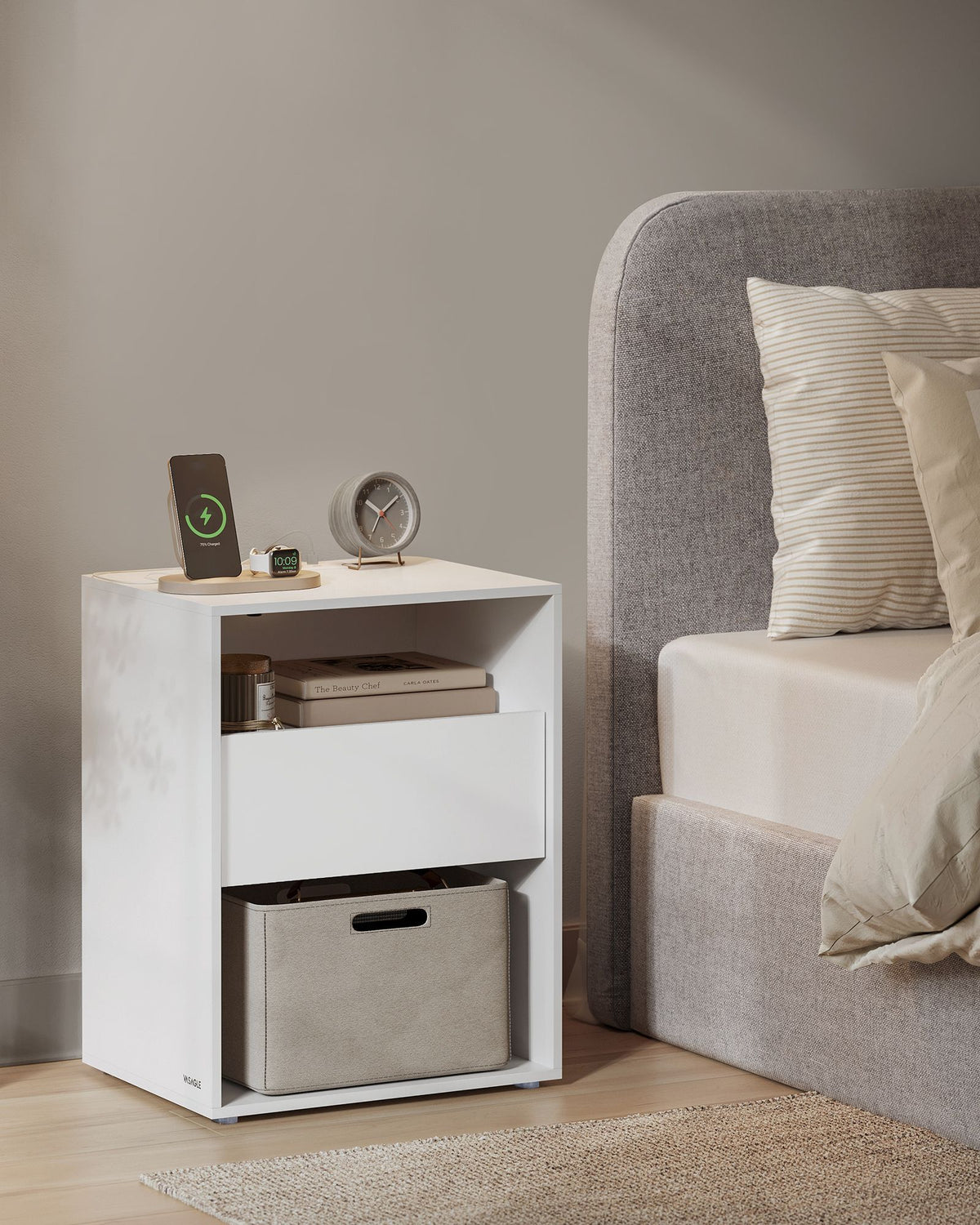 Nachttisch mit Steckdose & USB – modern Weiß – mit Schublade & 2 offenen Fächern – Beistelltisch mit Ladestation