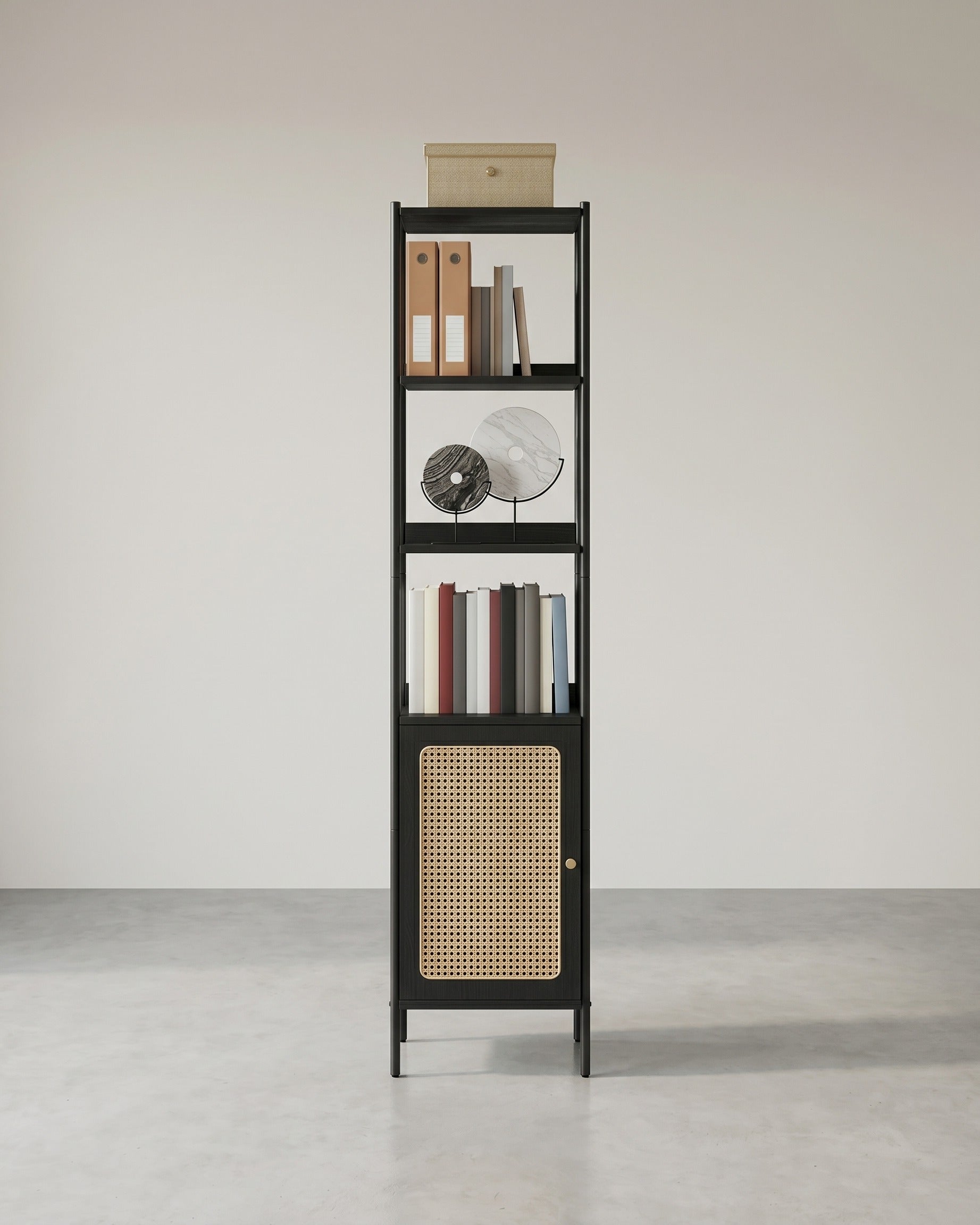 BOHO Bücherregal mit Rattantür – Schmales offenes Standregal – 174 cm hoch – Schwarzes Metall und Holz – Bis zu 60 kg belastbar – Schwarz