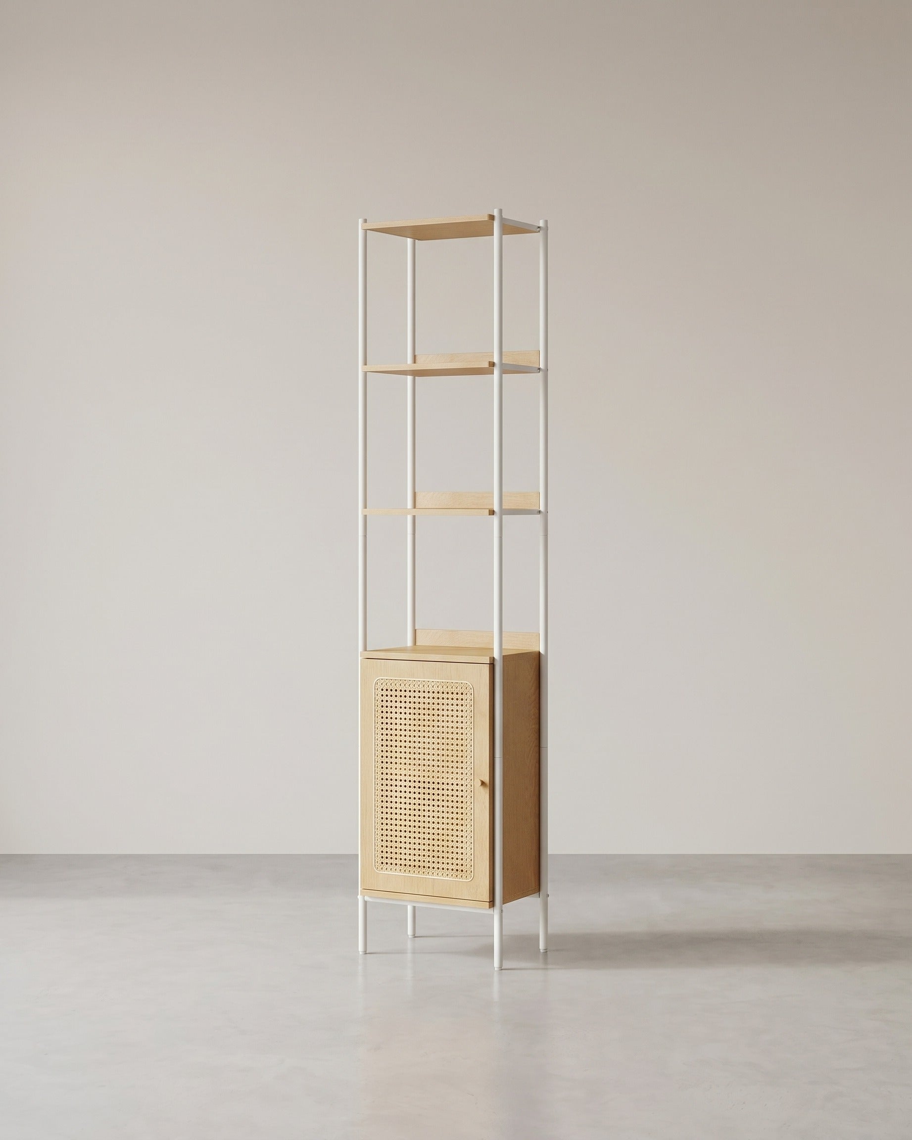BOHO Bücherregal mit Rattantür – Schmales offenes Standregal – 174 cm hoch – Schwarzes Metall und Holz – Bis zu 60 kg belastbar – Weiß