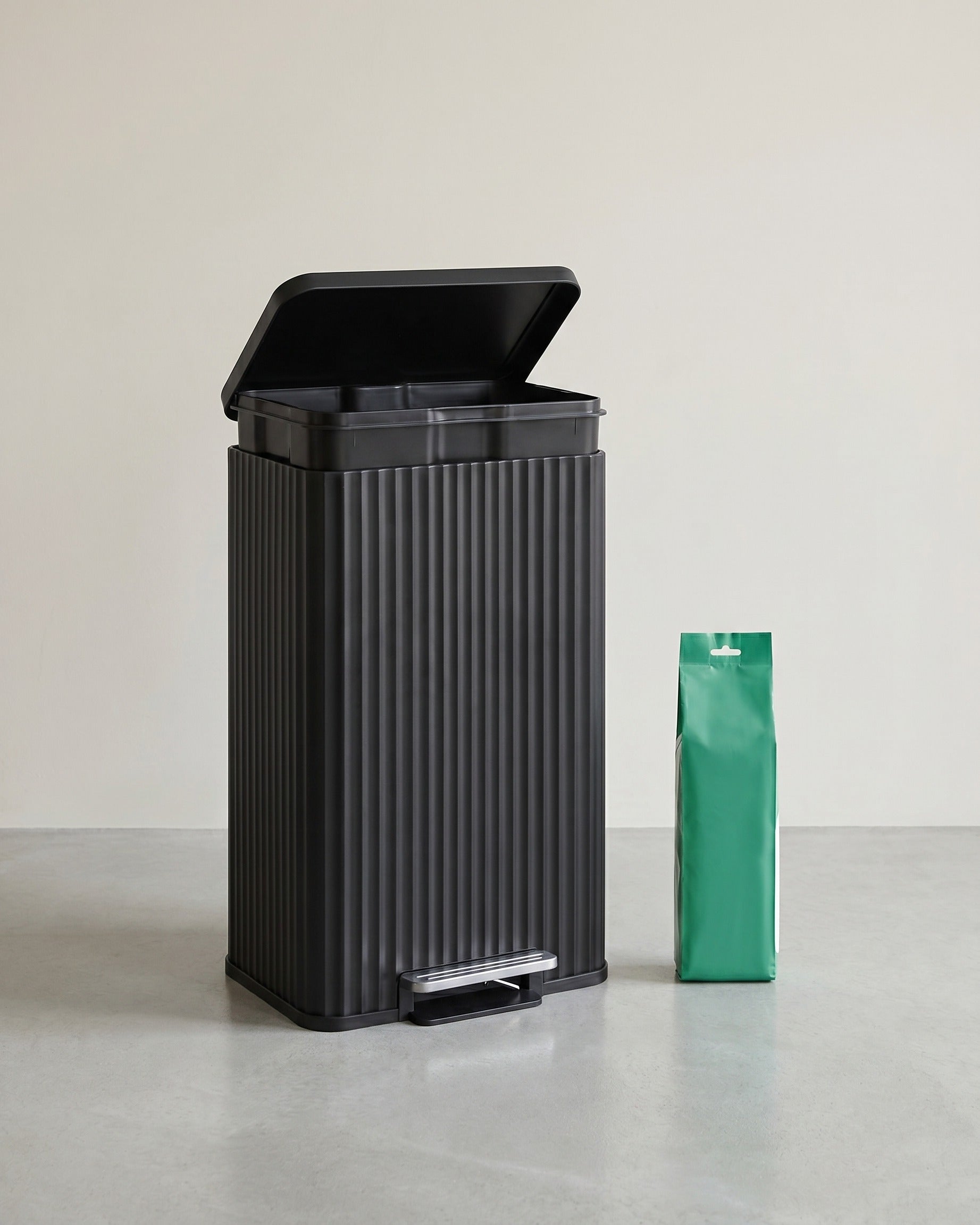 Küchenmülleimer – 50 Liter – Treteimer mit Soft-Close-Deckel – Inneneimer aus Stahl – Inklusive 15 Müllbeuteln – Schwarz