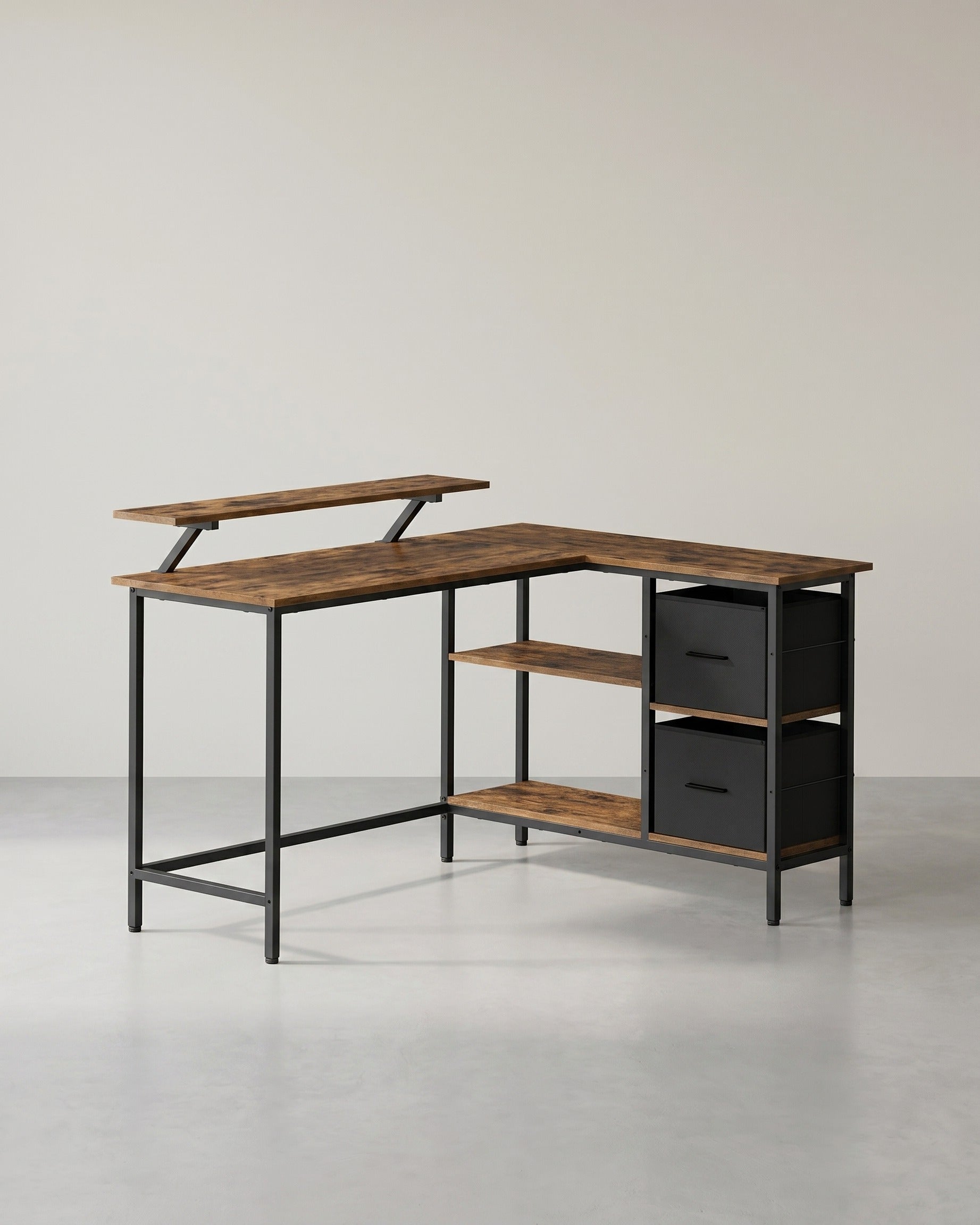 L-förmiger Schreibtisch mit Monitorständer – Eckschreibtisch mit 2 Schubladen und verstellbarem Regal – 135 x 105 x 89,5 cm – Braun