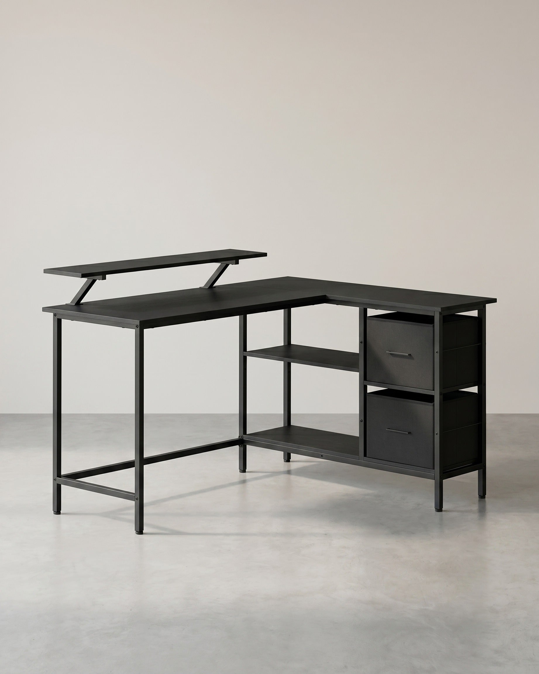 L-förmiger Schreibtisch mit Monitorständer – Eckschreibtisch mit 2 Schubladen und verstellbarem Regal – 135 x 105 x 89,5 cm – Schwarz