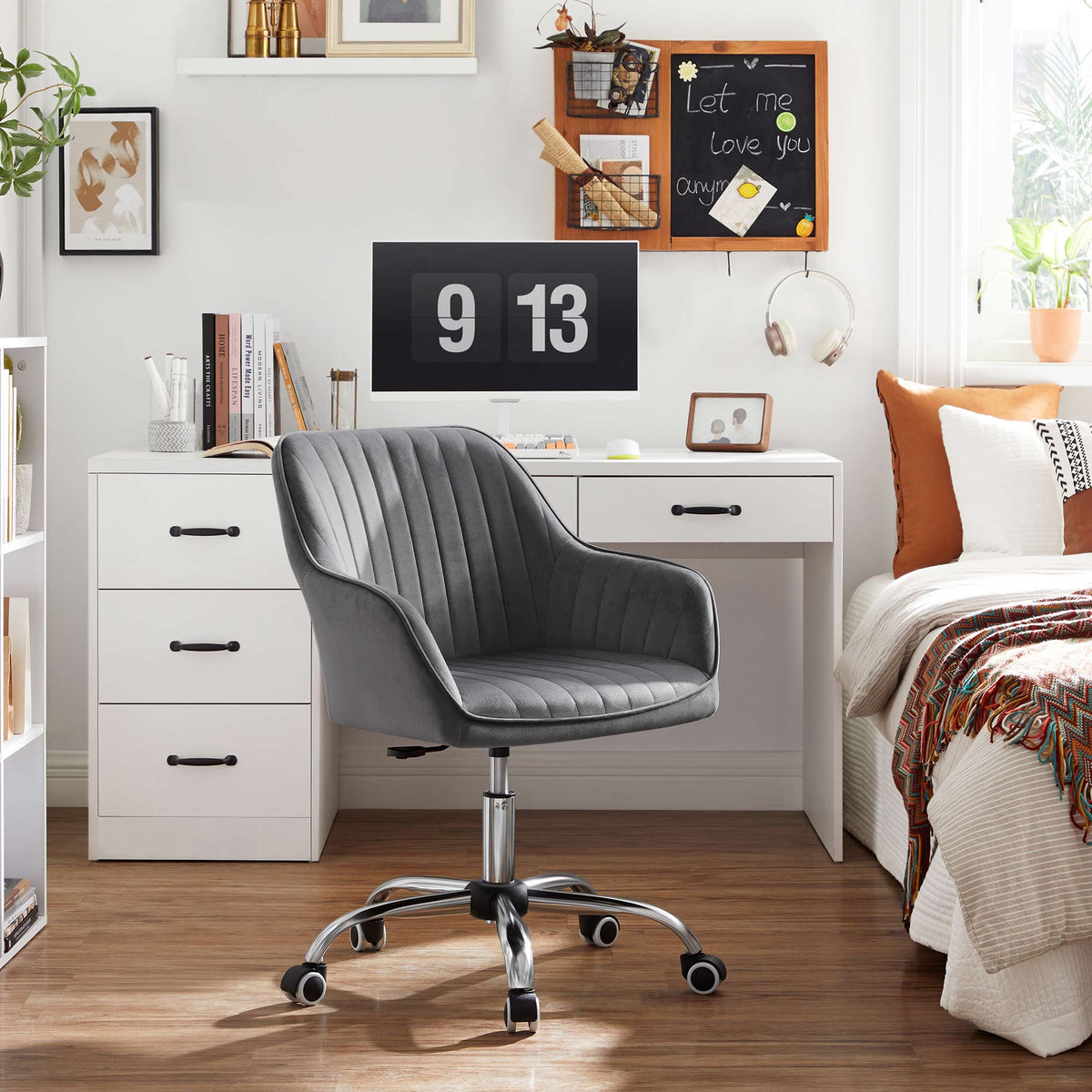 Chefsessel – Drehstuhl – Samtbezug – Höhenverstellbar – Fürs Homeoffice – Gesamtmaße 64 x 62 x (80–90) cm – Sitzhöhe 45–55 cm – Maximale Belastung 120 kg