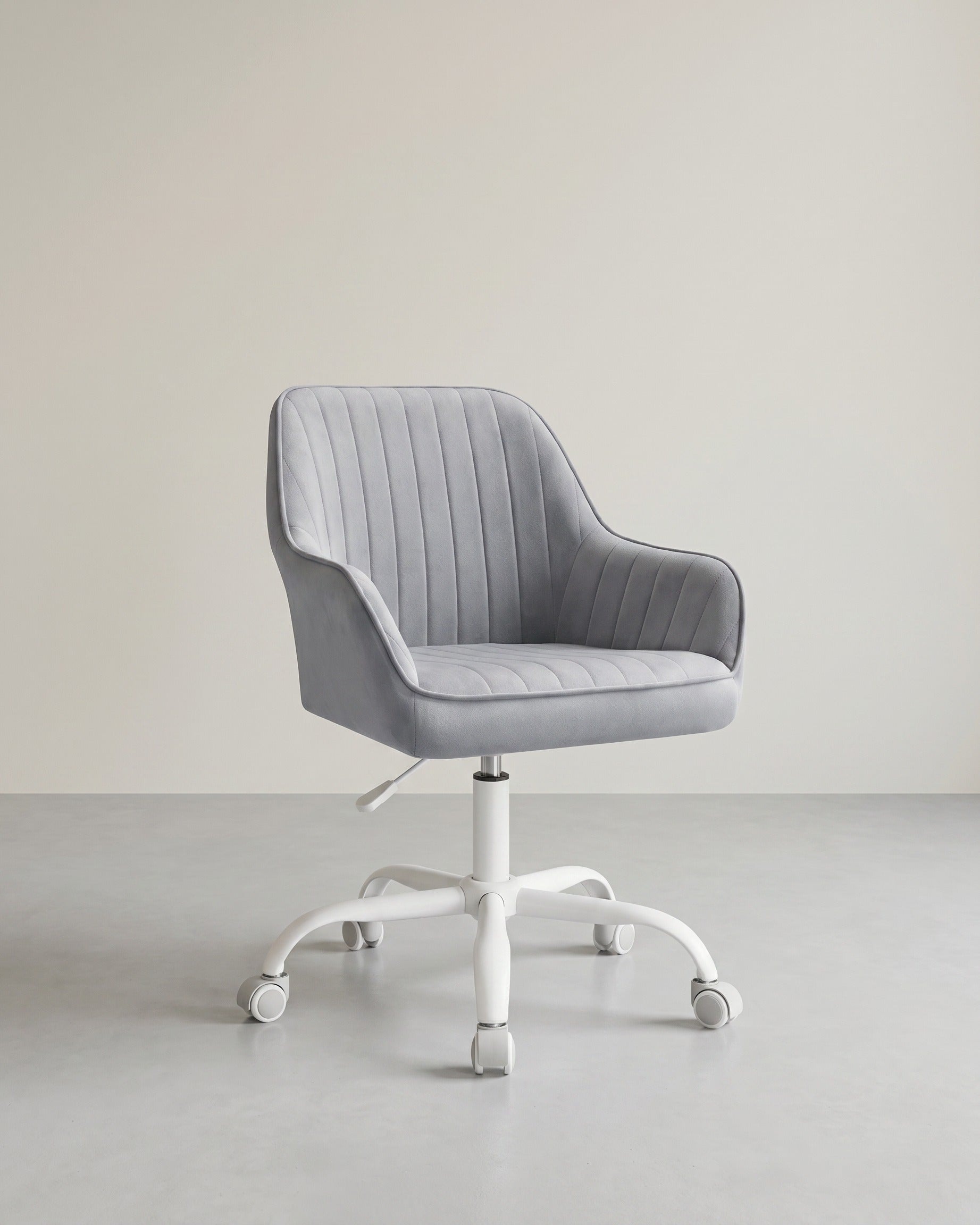 Chefsessel – Drehstuhl – Samtbezug – Höhenverstellbar – Fürs Homeoffice – Gesamtmaße 64 x 62 x (80–90) cm – Sitzhöhe 45–55 cm – Maximale Belastung 120 kg – Taubengrau