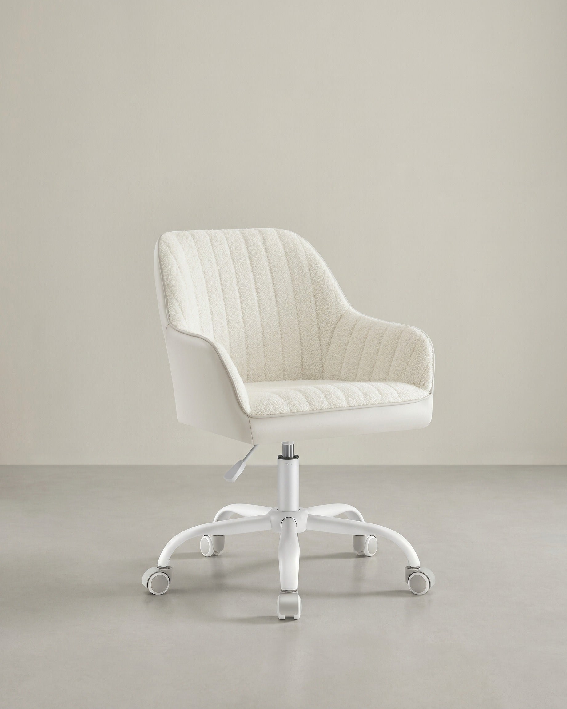Chefsessel – Drehstuhl – Samtbezug – Höhenverstellbar – Fürs Homeoffice – Gesamtmaße 64 x 62 x (80–90) cm – Sitzhöhe 45–55 cm – Maximale Belastung 120 kg – Beige