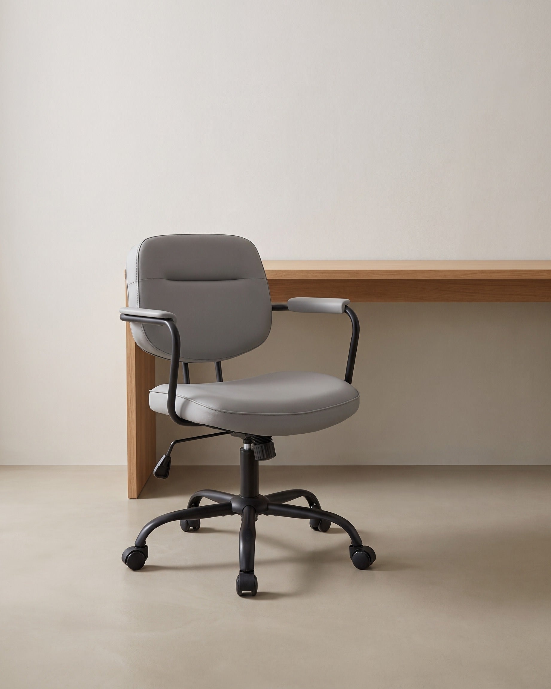 Bürostuhl Kunstleder – Ergonomisch, drehbar und höhenverstellbar – Mit Wippfunktion und breiten Armlehnen – Grau