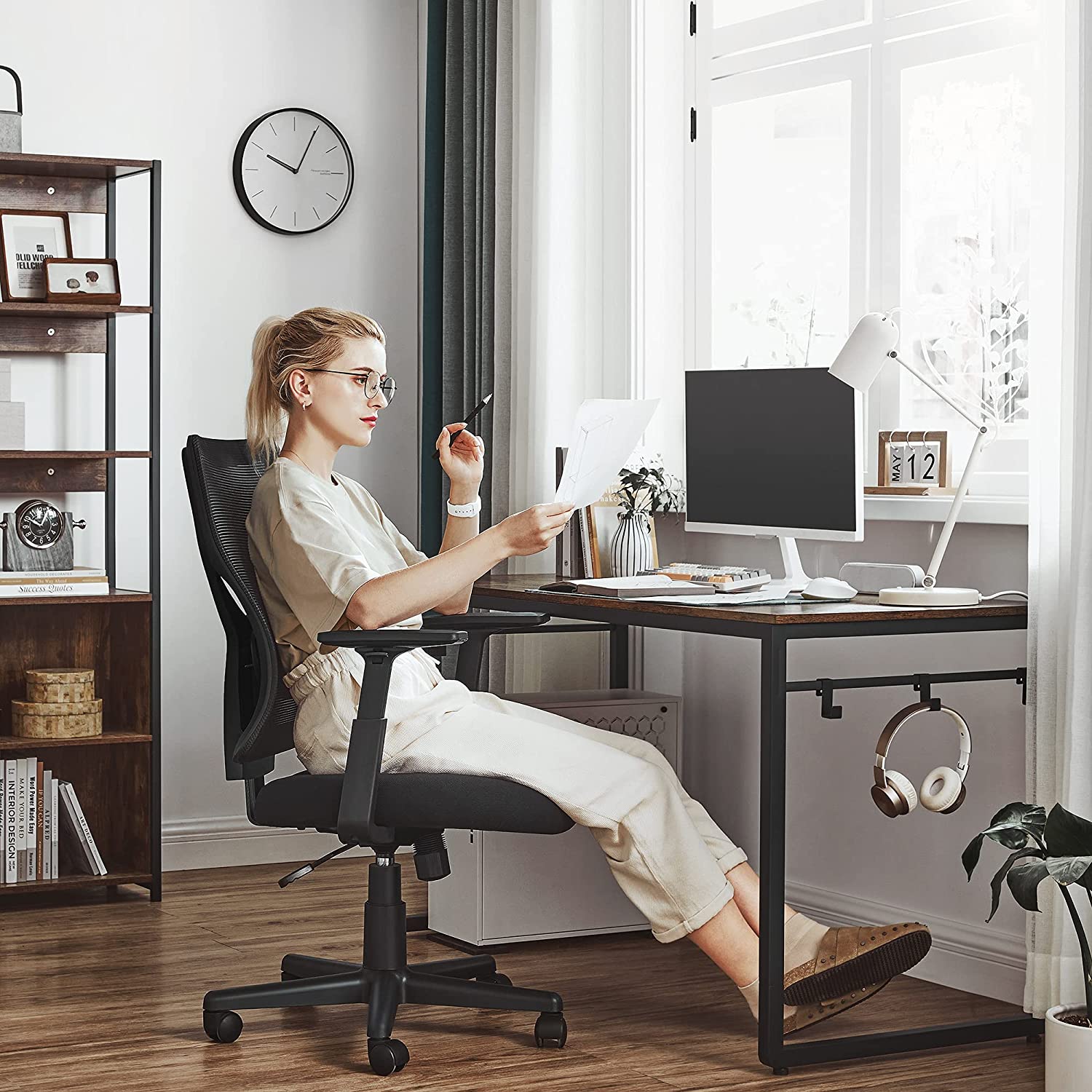 Bürostuhl - Ergonomischer Bürostuhl mit Wippmechanismus - Verstellbare Armlehnen - Netzgewebe