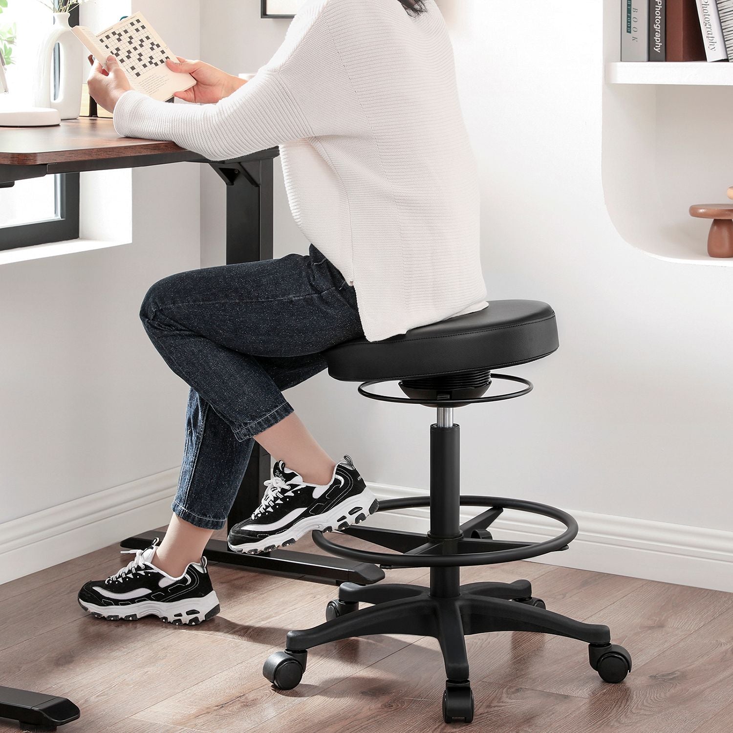 Bürohocker auf Rollen – Verstellbar – 360° Drehbar – Mit Fußstütze – Schwarz – Bequemer Arbeitshocker bis 110 kg