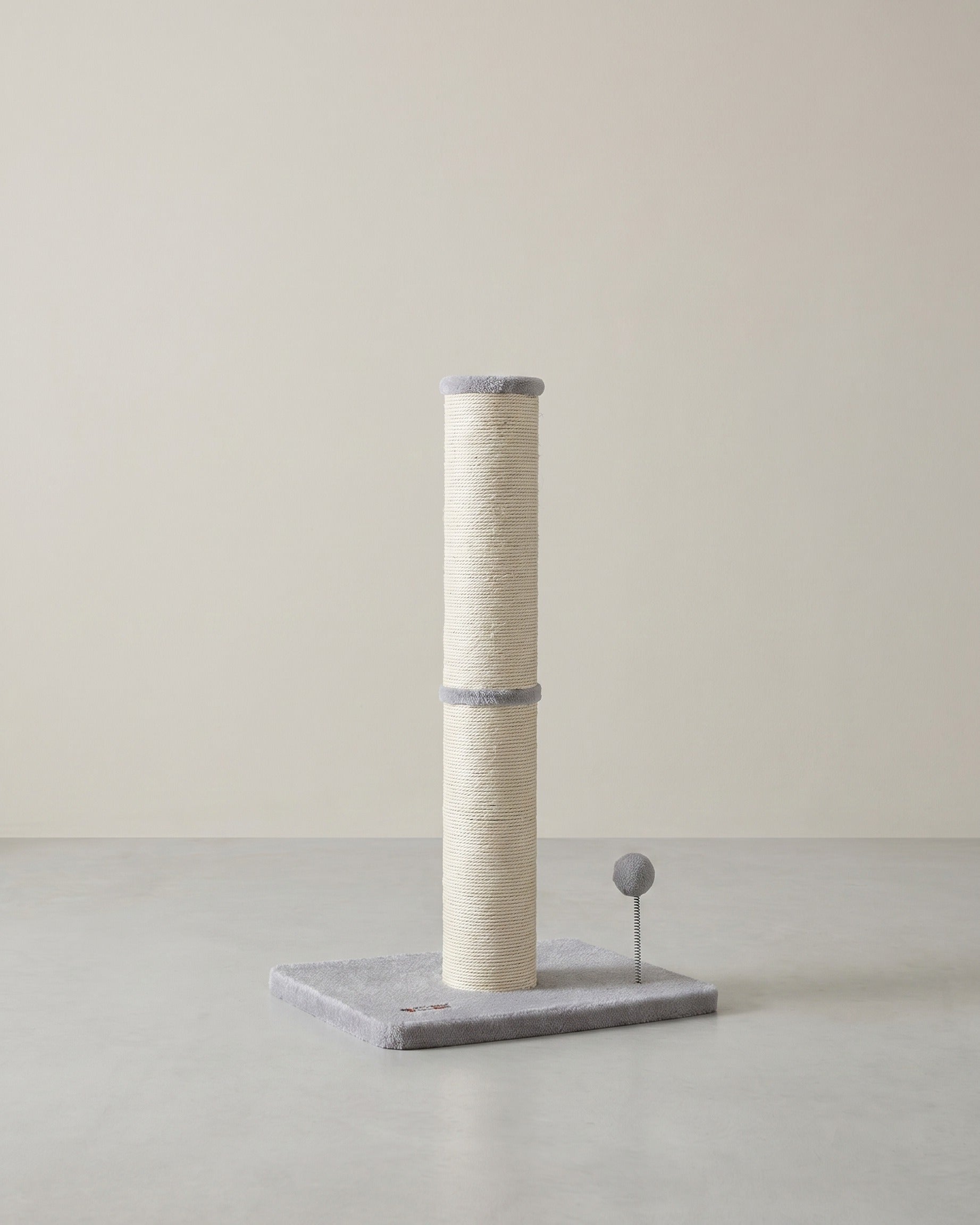 Katzenkratzbaum – 85 cm hoch – Extra dicker Sisalstamm – Stabiler Standfuß – Mit Spielball – Grau