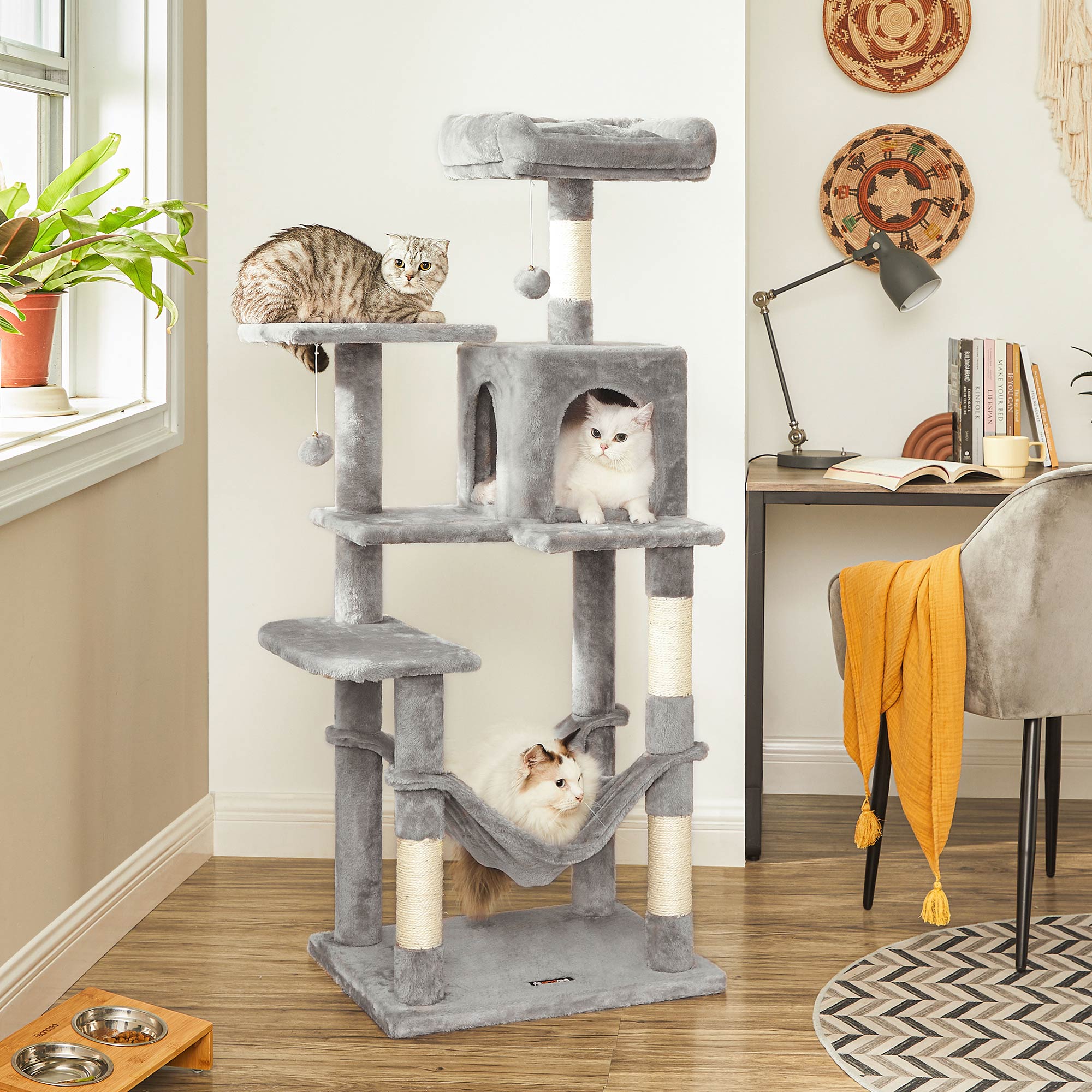 Katzenkratzbaum – Mit Hängematte, Kuschelhöhle und Spielball – 143 cm hoch – Für 1-4 Katzen