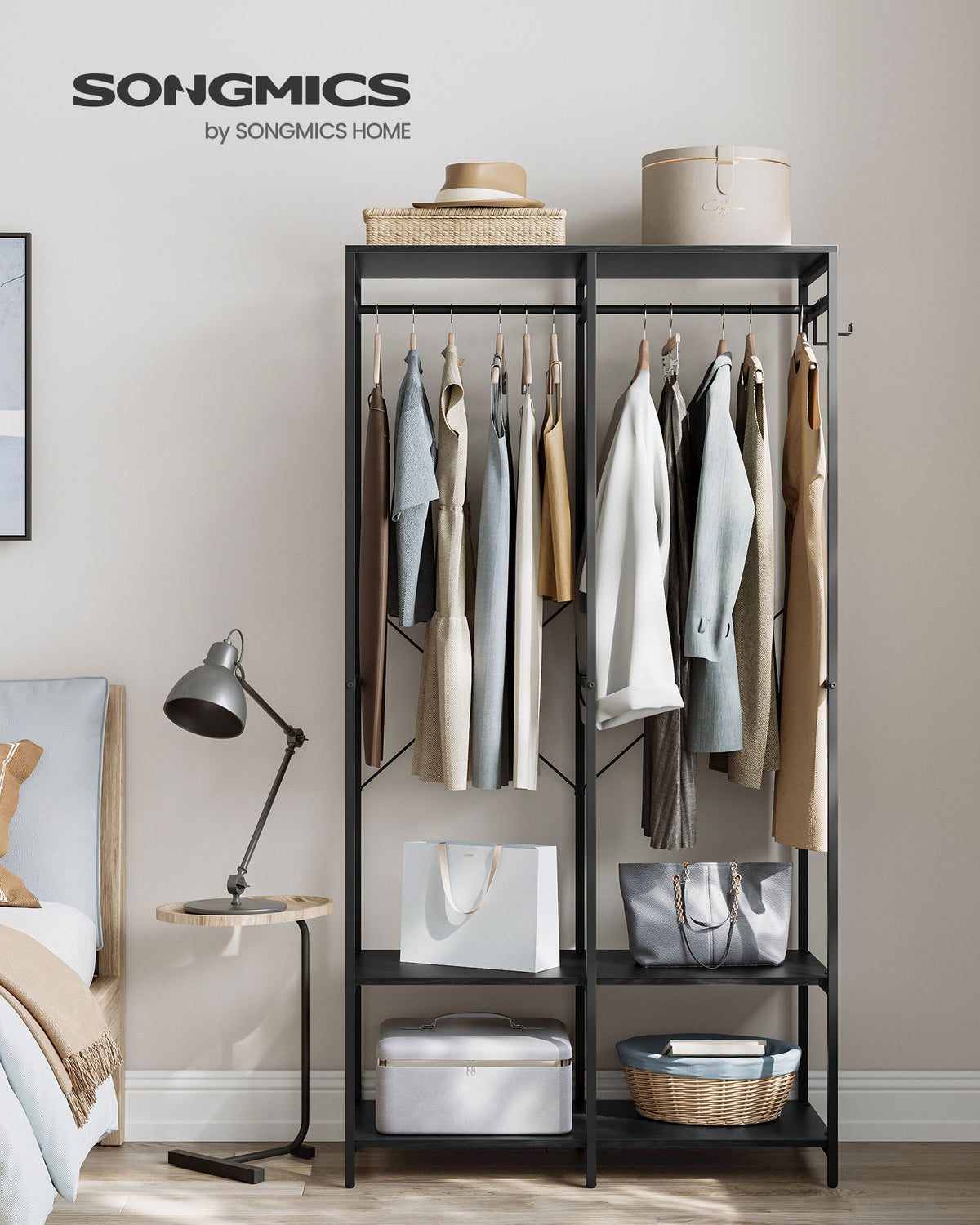 Offener Kleiderschrank mit Metallrahmen und Holzregalen