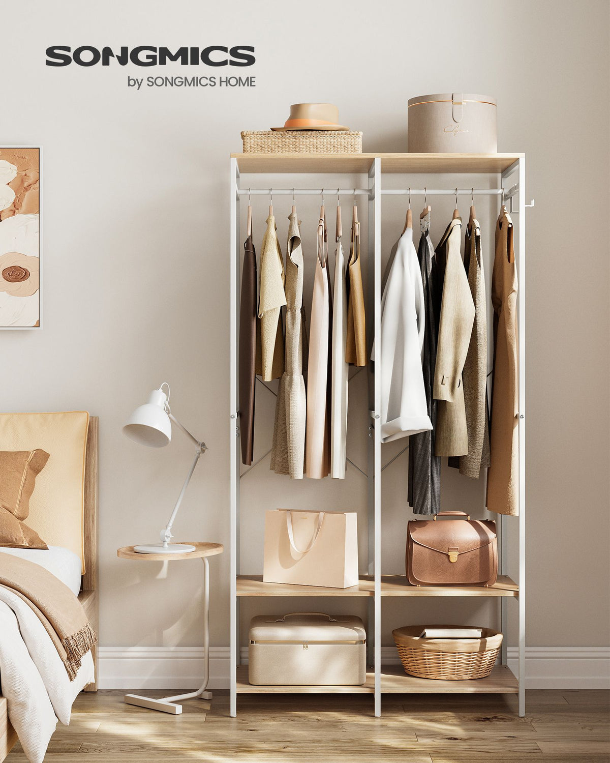 Offener Kleiderschrank mit Metallrahmen und Holzregalen