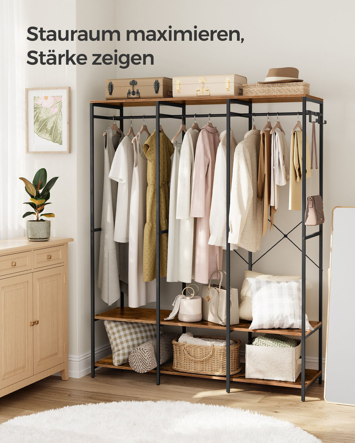 Offener Kleiderschrank mit Metallrahmen und Holzregalen